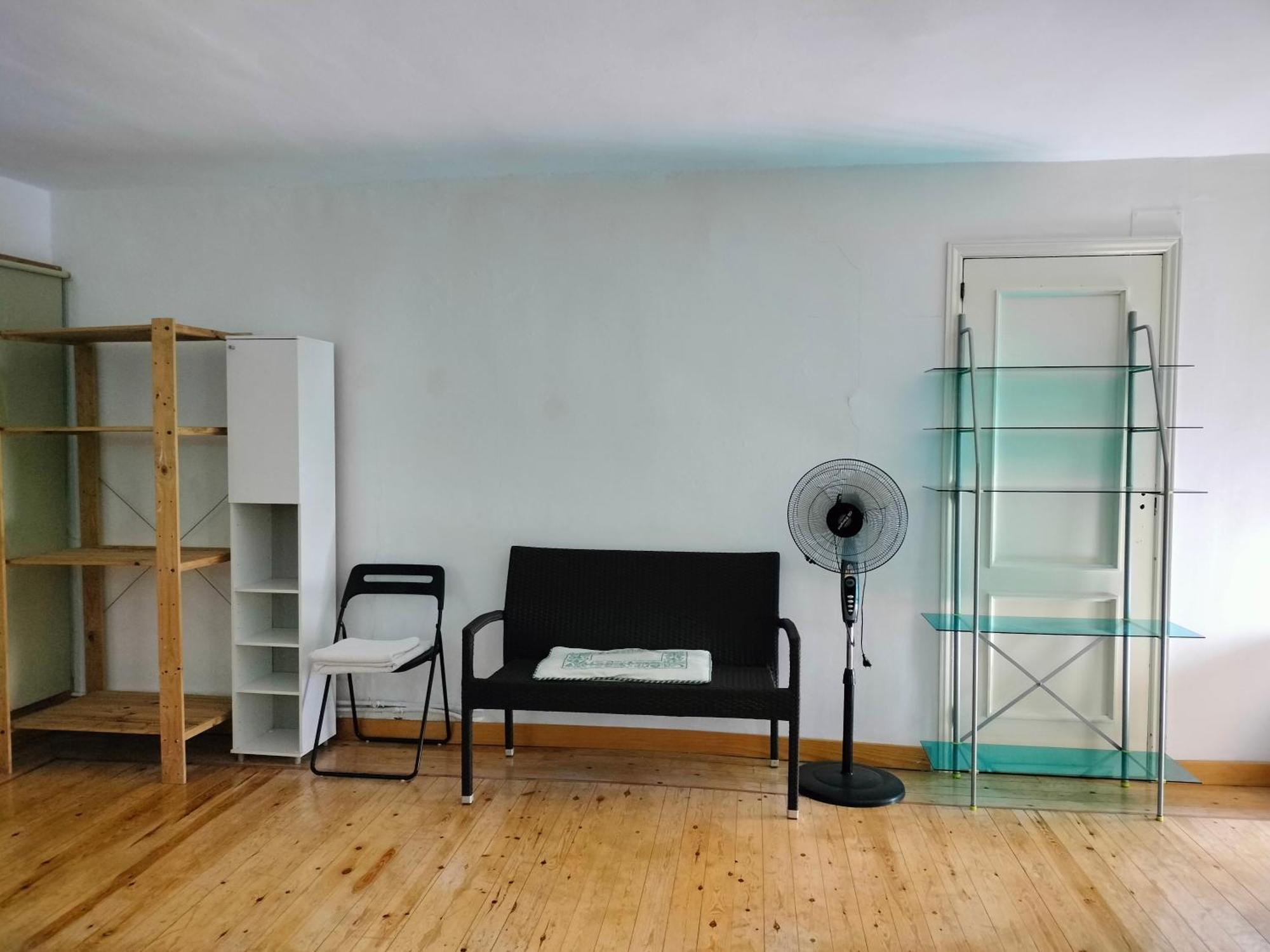 Gran Con Balcon En Tirso De Molina Madrid