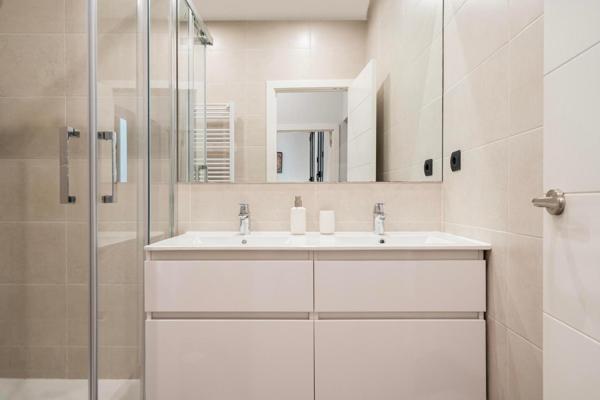 Atocha3 Superb Location - 4bedrooms 2 Baths Apartment *
