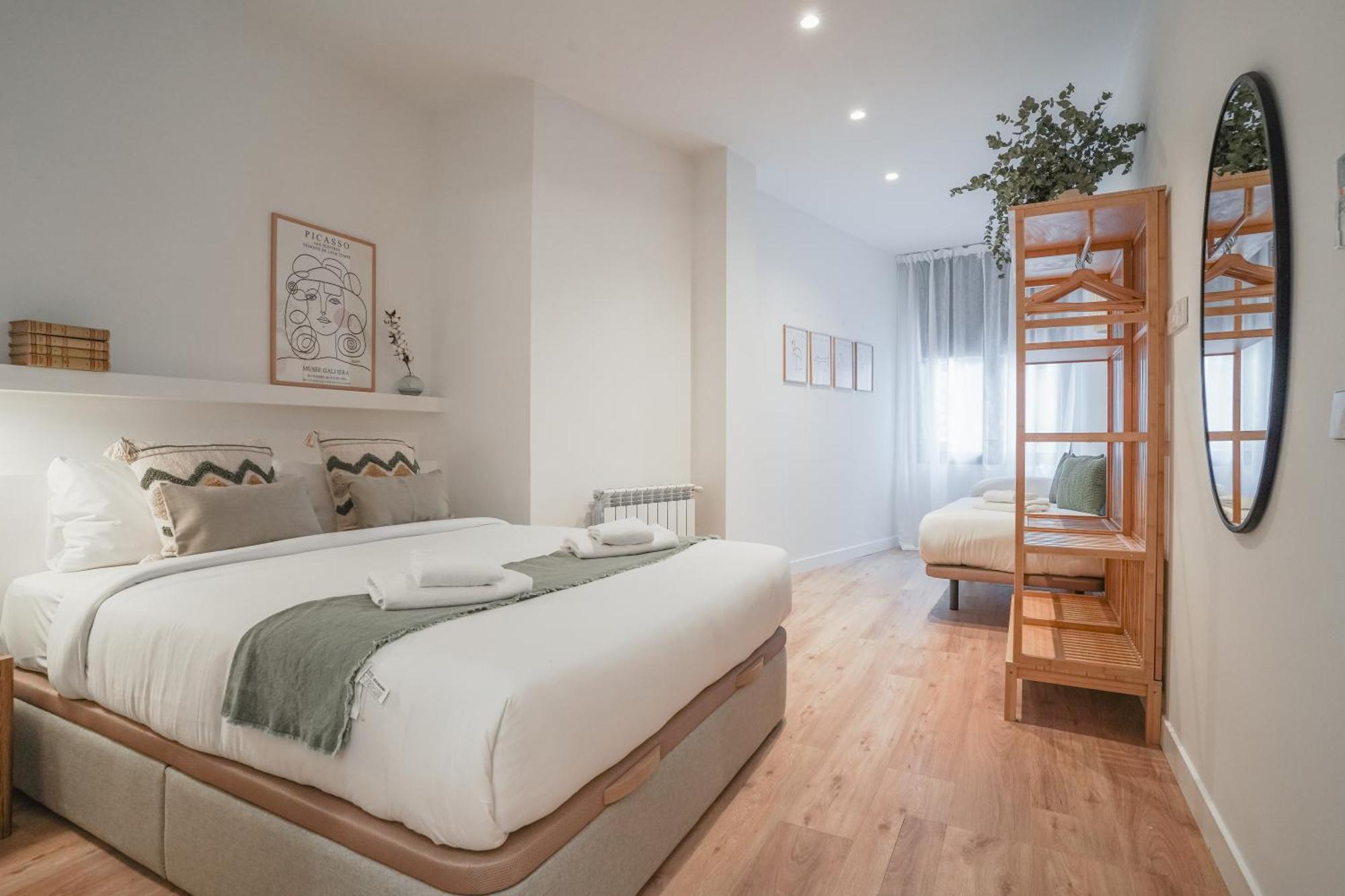 Amazing Apartment-3bedrooms 3bathrooms-lavapies Apartment