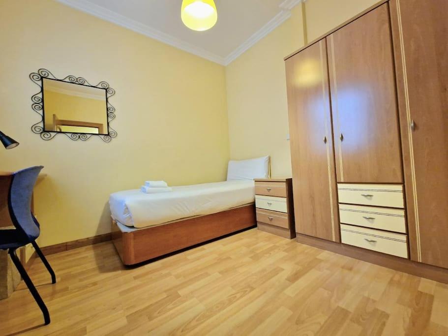Reina Cristina, 3 Individuales En Atocha-retiro Apartment *