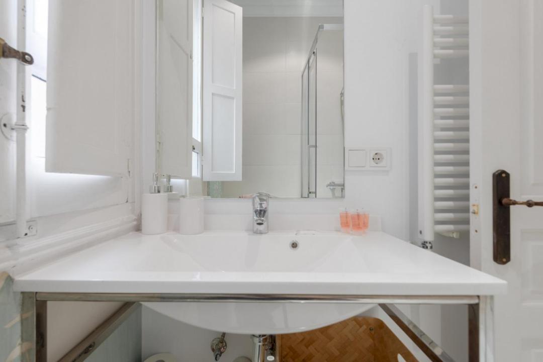Spacious Bright- 2bd 2bth- Recoletos Apartment