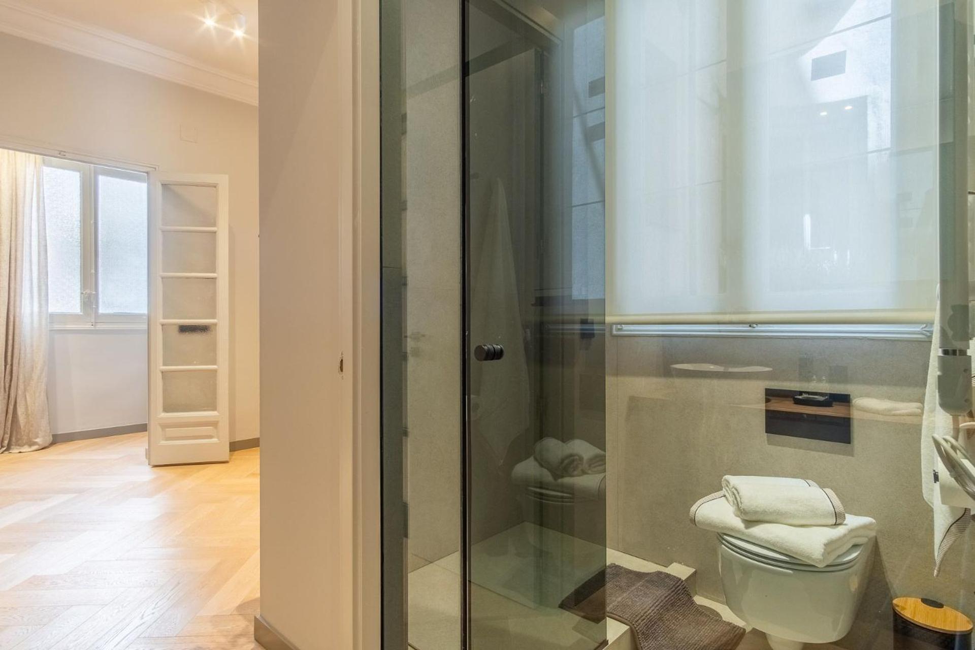 Spacious 3-bedroom Luxury In The Heart Of Barrio Salamanca Perfect For 6,velazquez I Madrid
