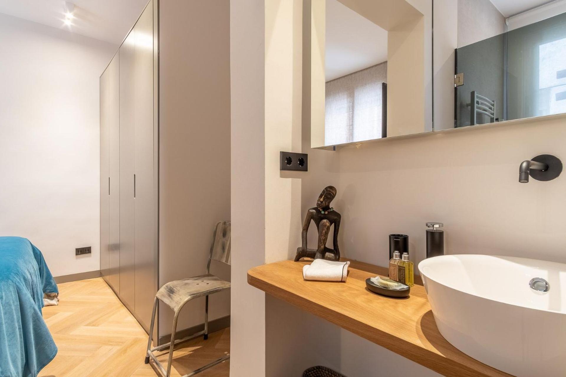 Spacious 3-bedroom Luxury In The Heart Of Barrio Salamanca Perfect For 6,velazquez I * Madrid