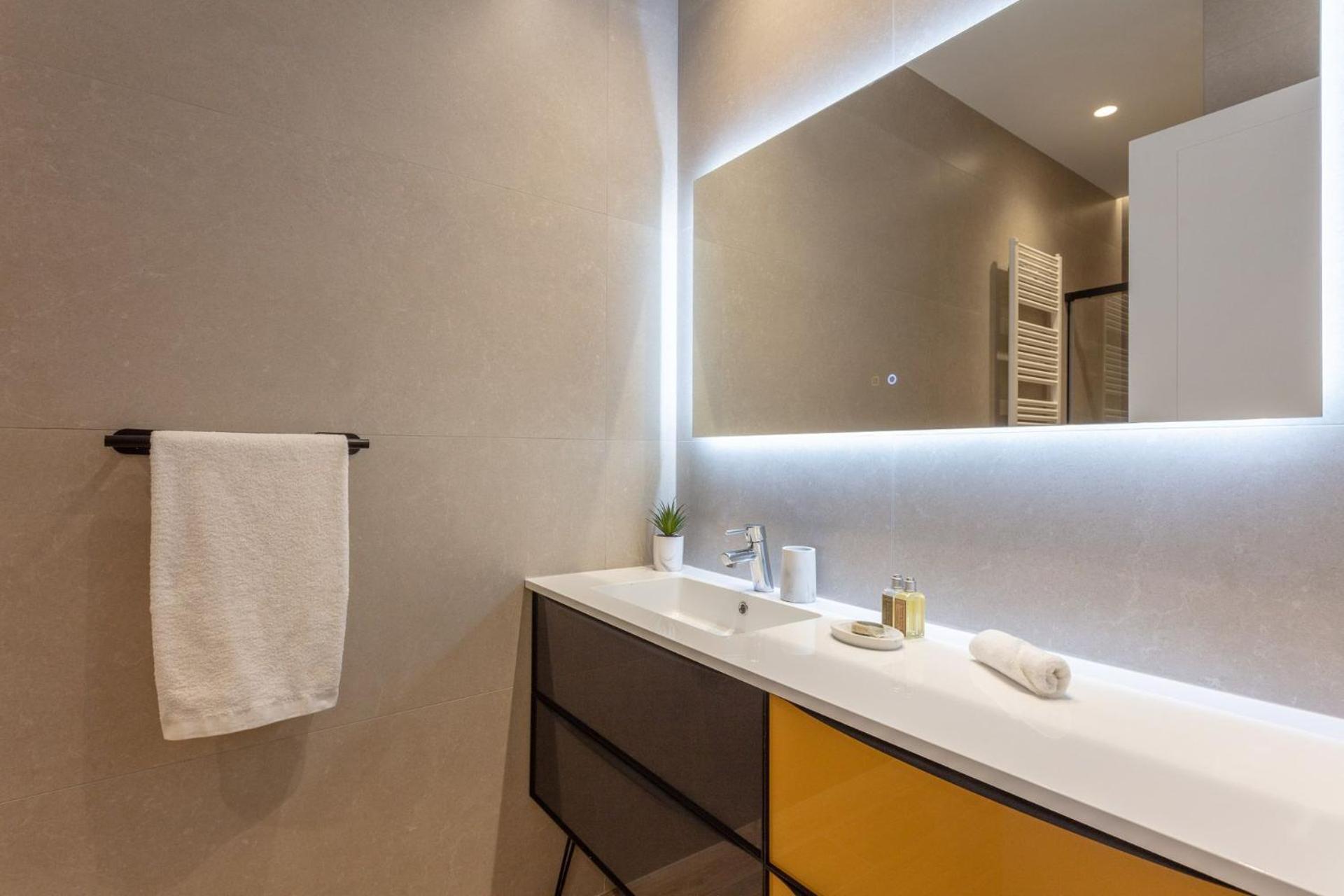 Lejlighed Spacious 2-bedroom In Steps Away From Plaza Espana Conde Duque I