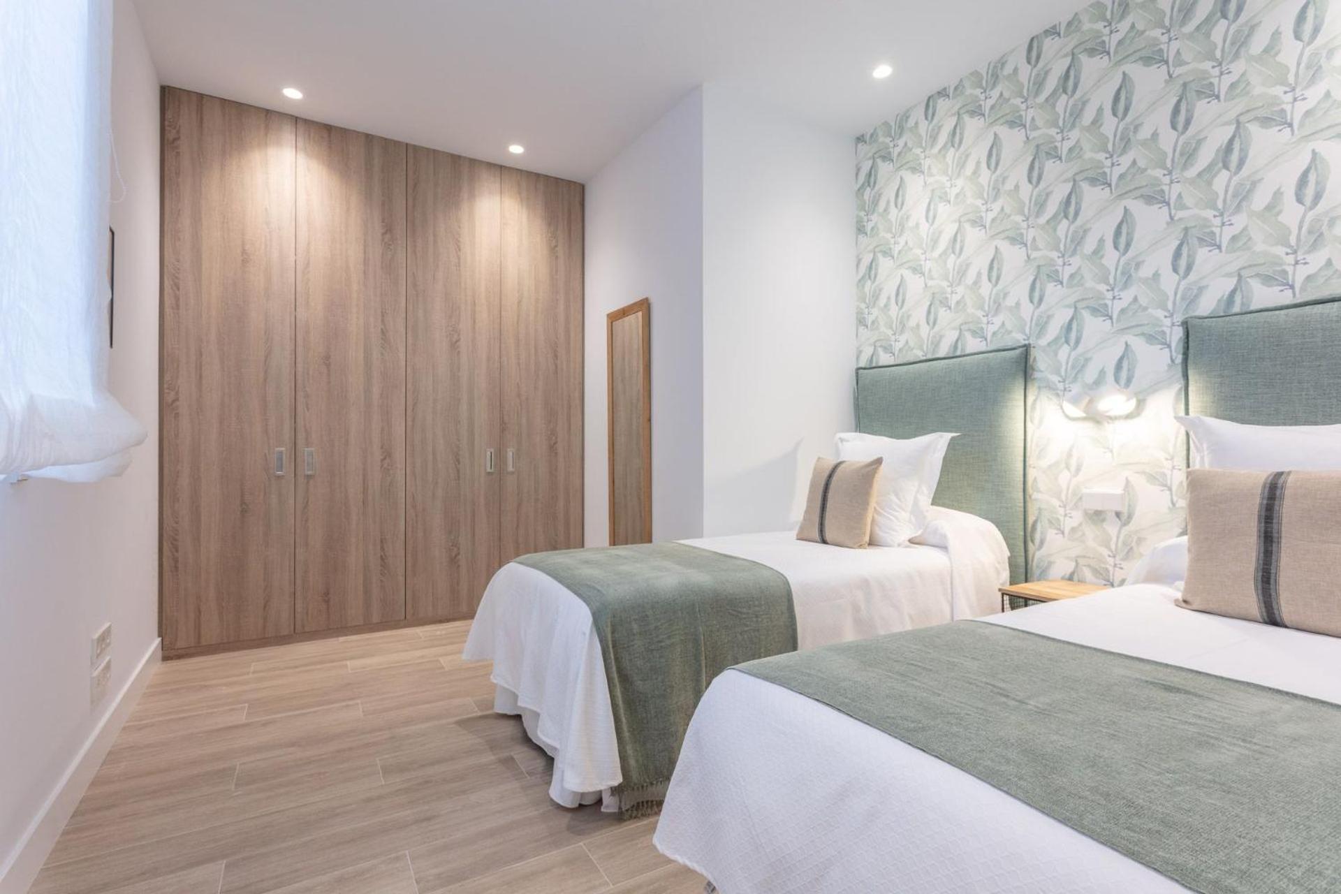 Lejlighed Spacious 2-bedroom In Steps Away From Plaza Espana Conde Duque I *