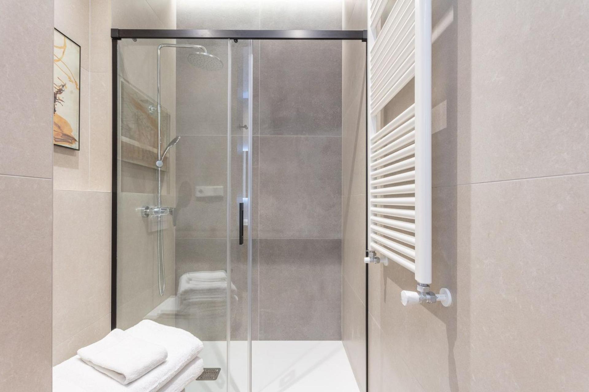 Spacious 2-bedroom In Steps Away From Plaza Espana Conde Duque I Lejlighed *
