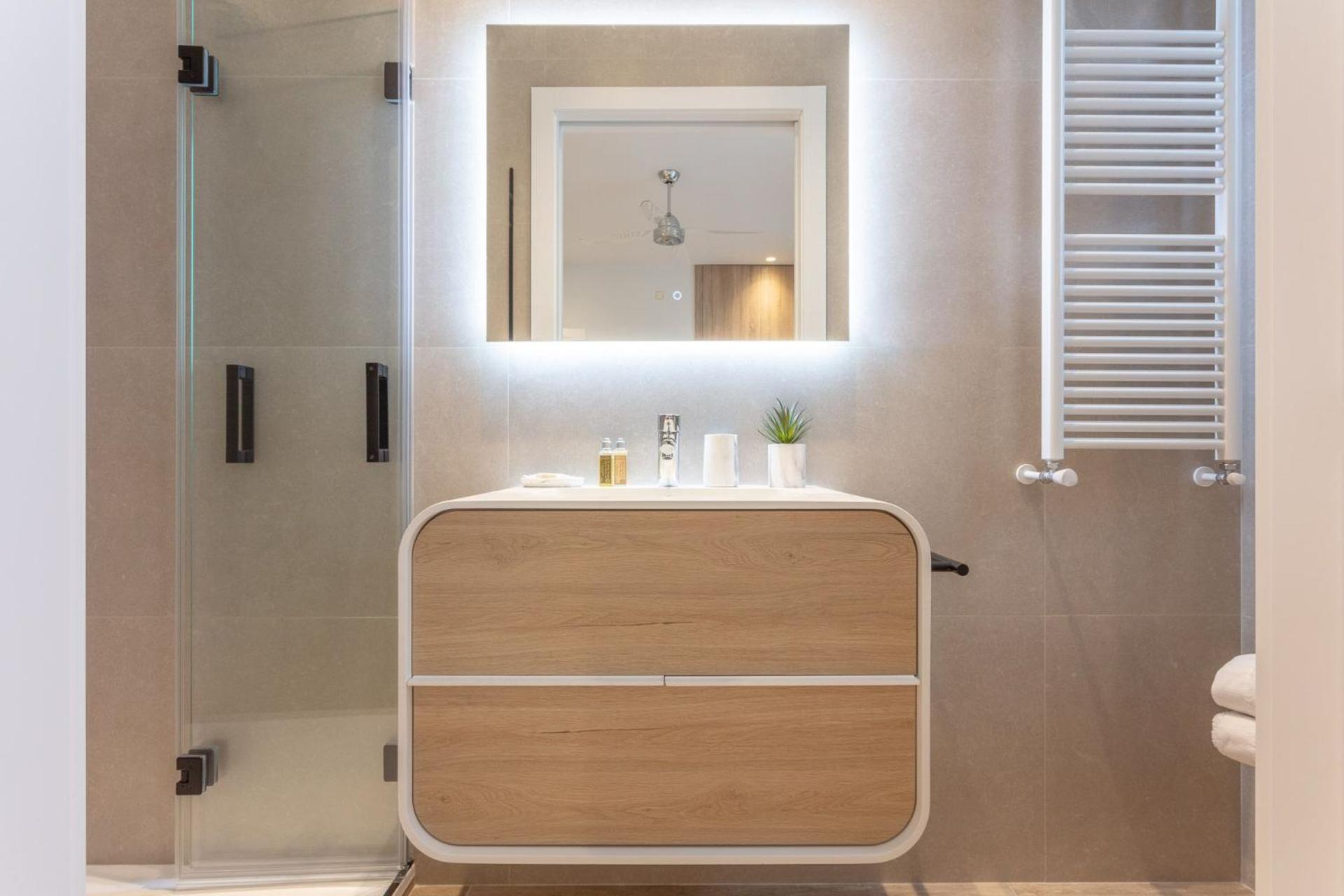 Lejlighed Spacious 2-bedroom In Steps Away From Plaza Espana Conde Duque I Madrid