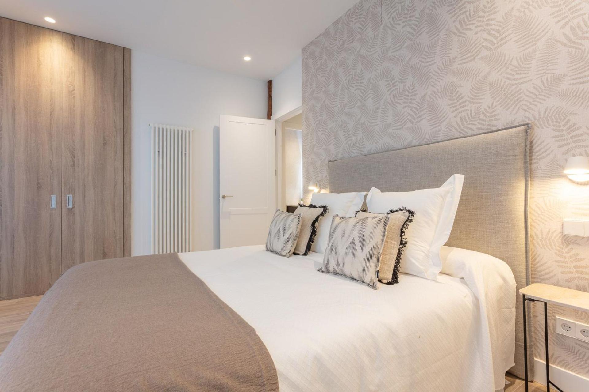 Lejlighed Spacious 2-bedroom In Steps Away From Plaza Espana Conde Duque I