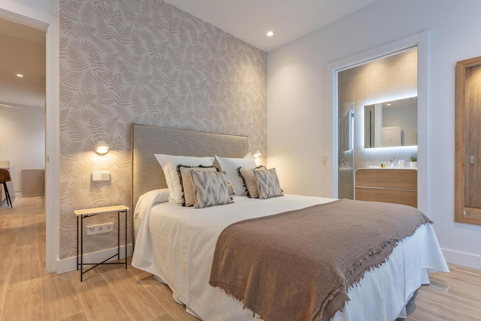Spacious 2-bedroom In Steps Away From Plaza Espana Conde Duque I Lejlighed Madrid