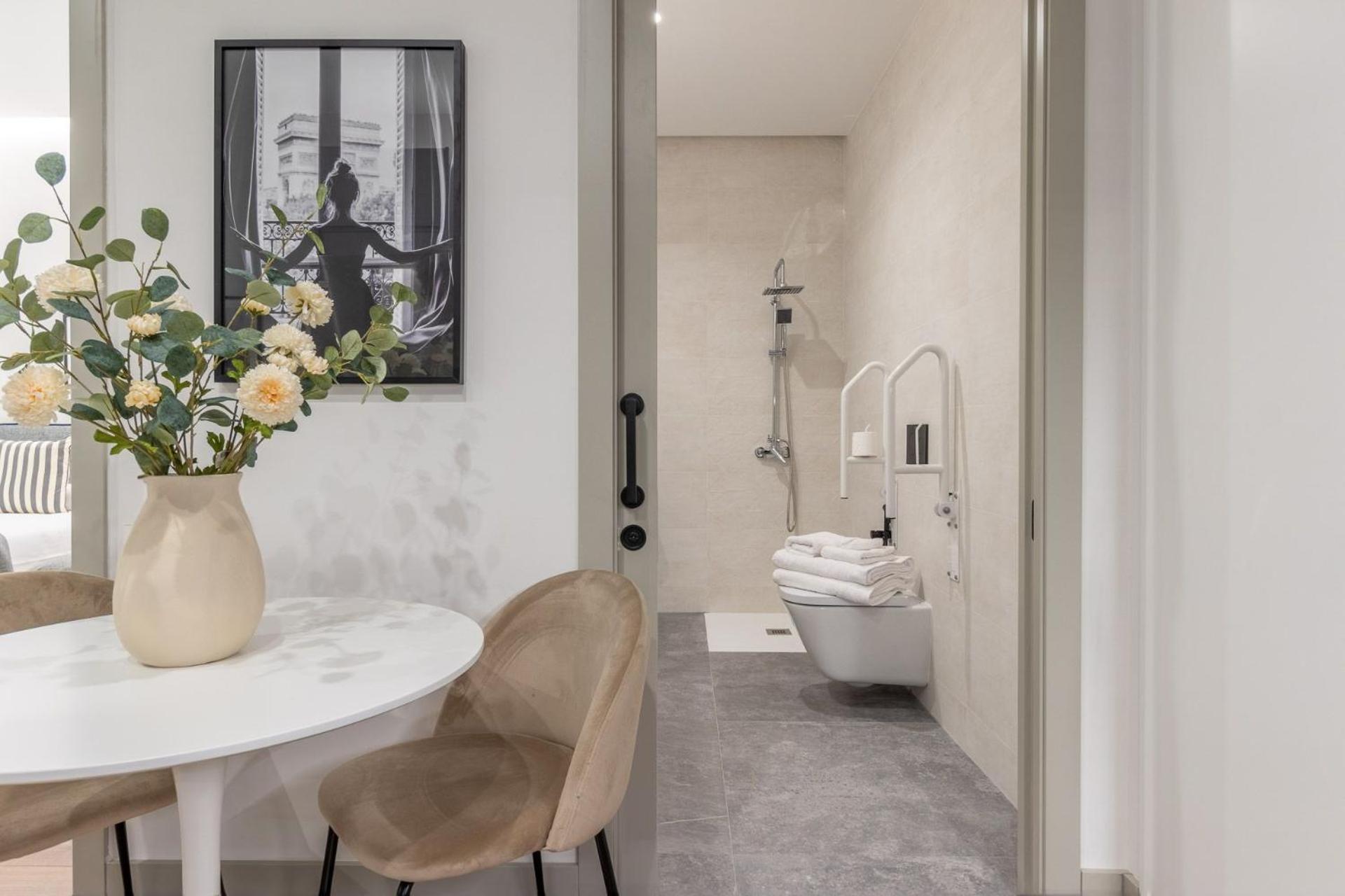 Accessible 2-single Bed In Chamberi Adapted Bathroom, Quevedo Iii * Madri