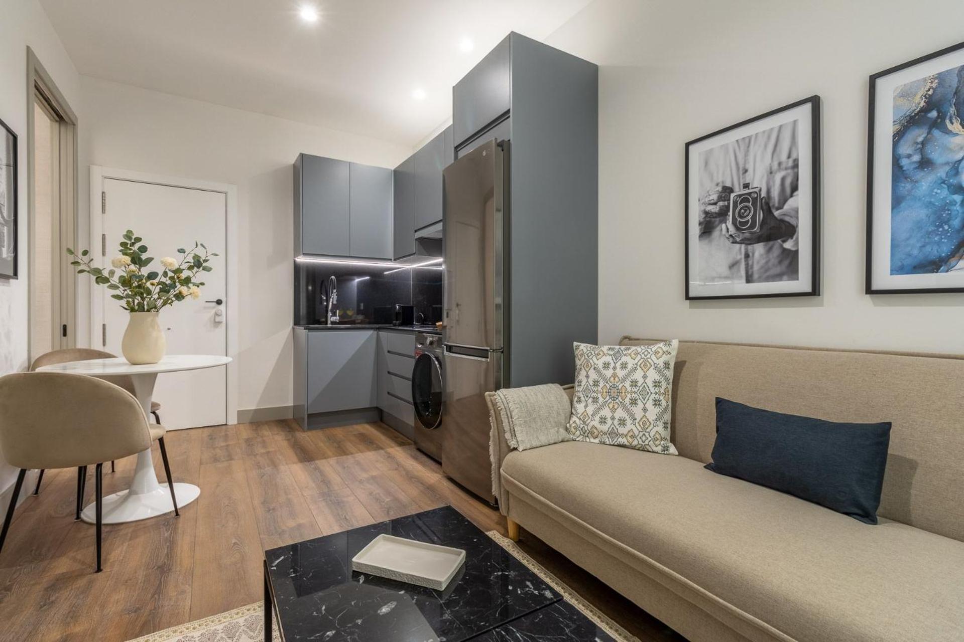 Accessible 2-single Bed In Chamberi Adapted Bathroom, Quevedo Iii Madri
