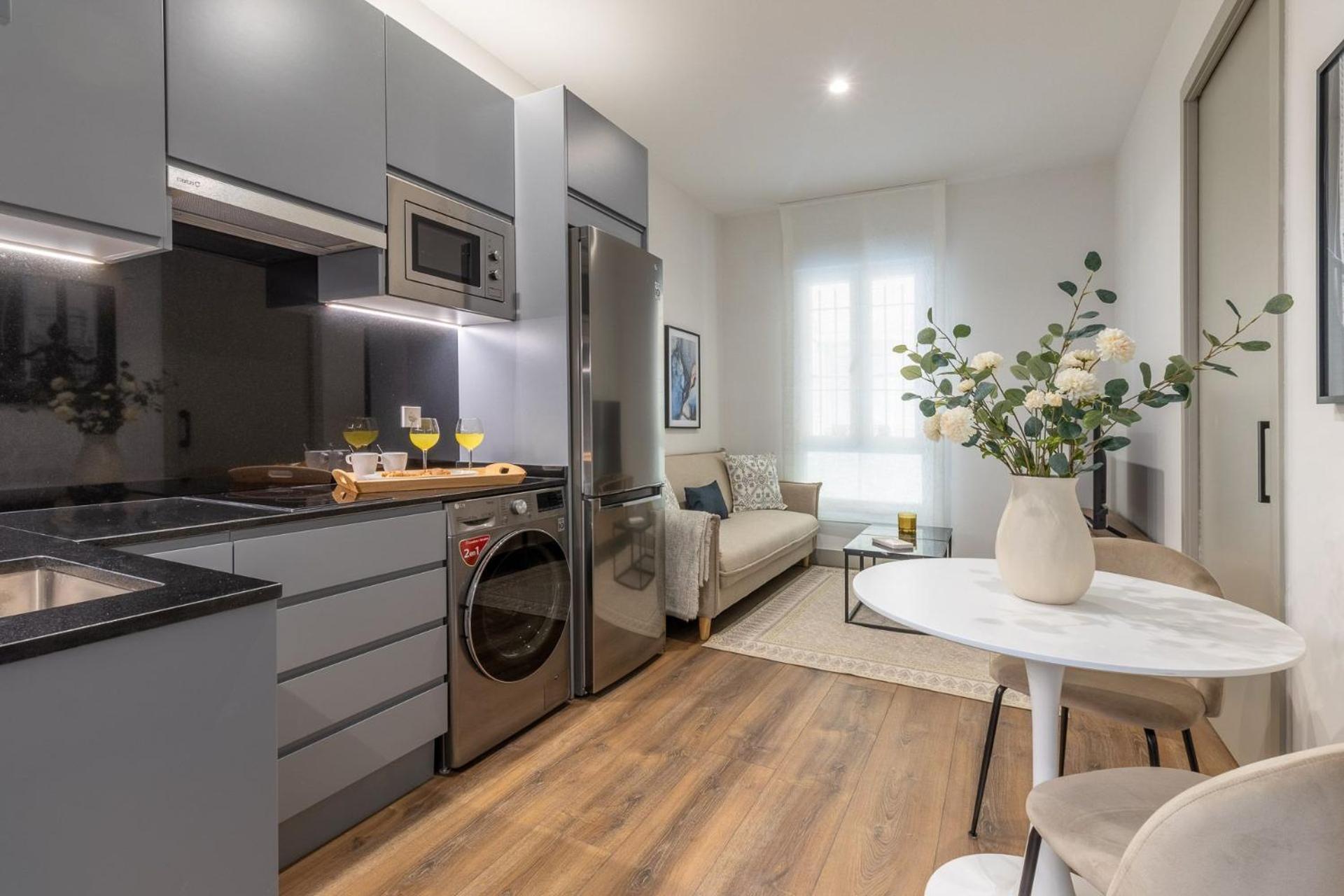 Accessible 2-single Bed In Chamberi Adapted Bathroom, Quevedo Iii Madri