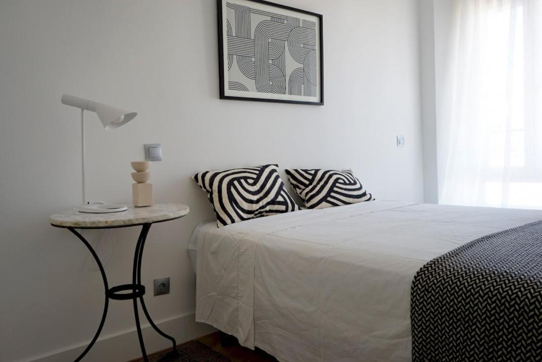 Diaphanous And Modern- 2bd 2bth- Plaza Espana Apartment