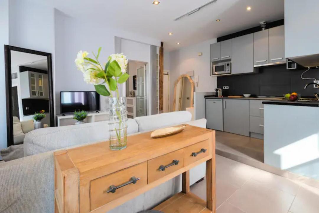 Modern And Bright- 1bd 1 Bth Furnished- Sol In Downtown Area