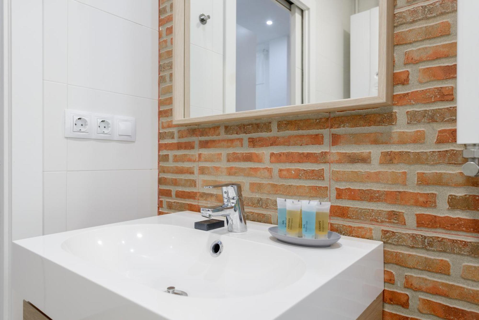 Avila Calle, Precioso Estudio En Santiago Bernabeu-estrecho En Segundo Piso Sin Ascensor Apartment *