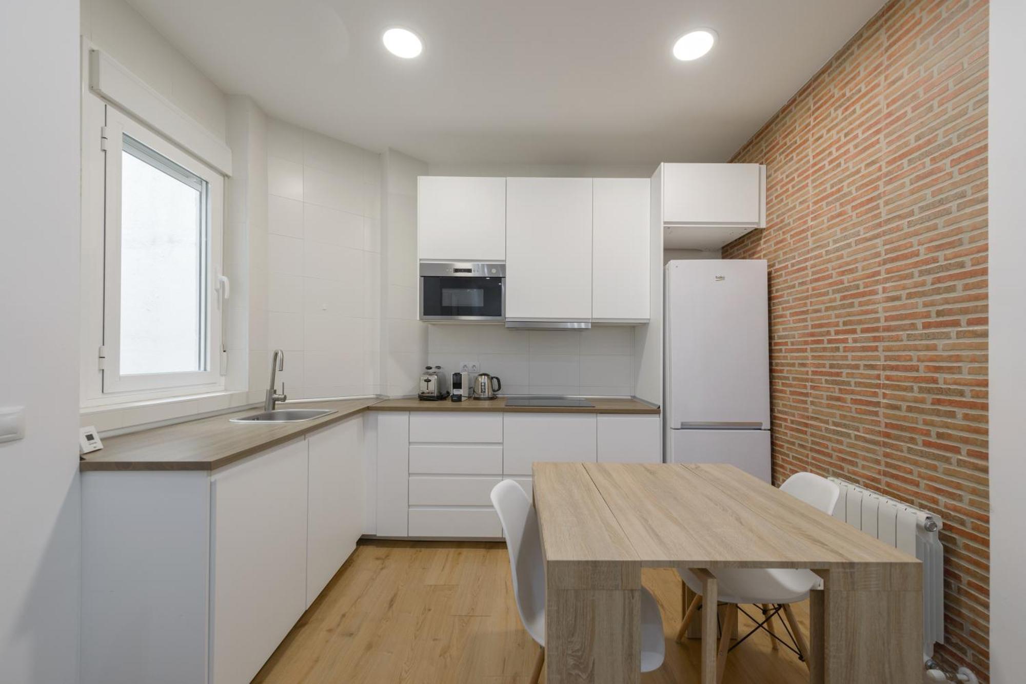 Apartment Avila Calle, Precioso Estudio En Santiago Bernabeu-estrecho En Segundo Piso Sin Ascensor Madrid