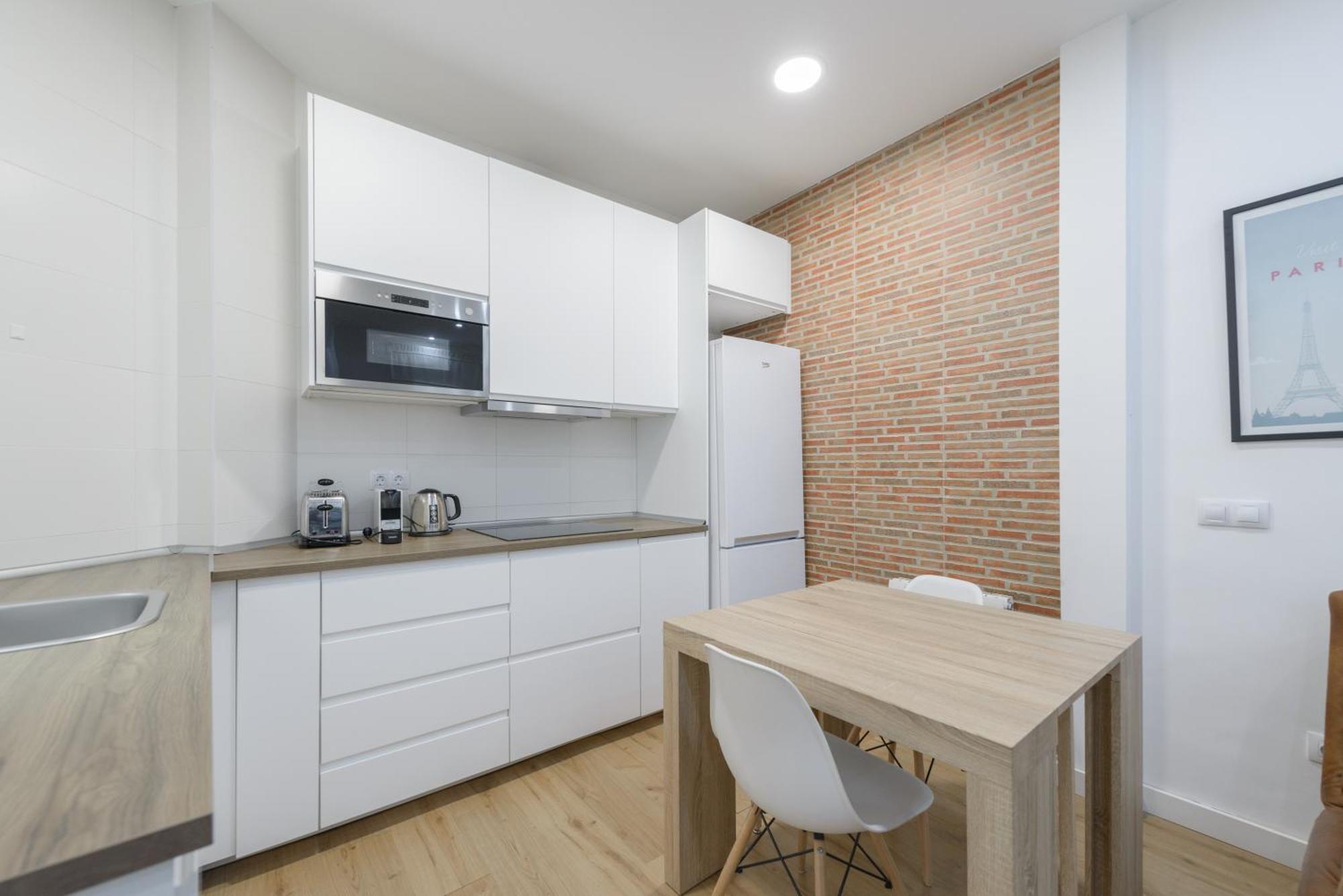 Apartment Avila Calle, Precioso Estudio En Santiago Bernabeu-estrecho En Segundo Piso Sin Ascensor *