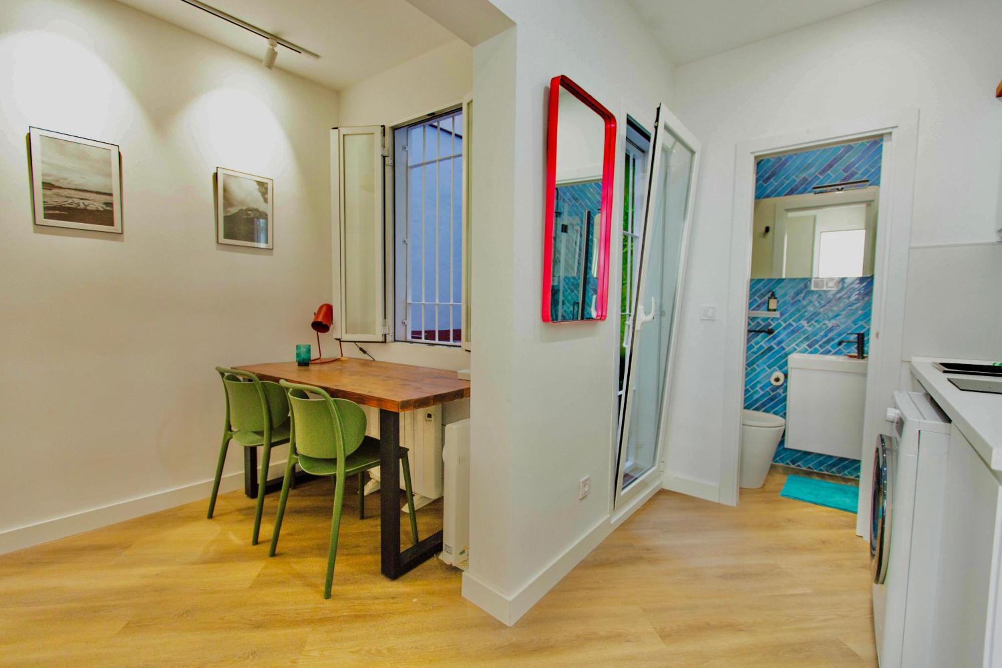 Rentadore Lavapies Studio Apartment