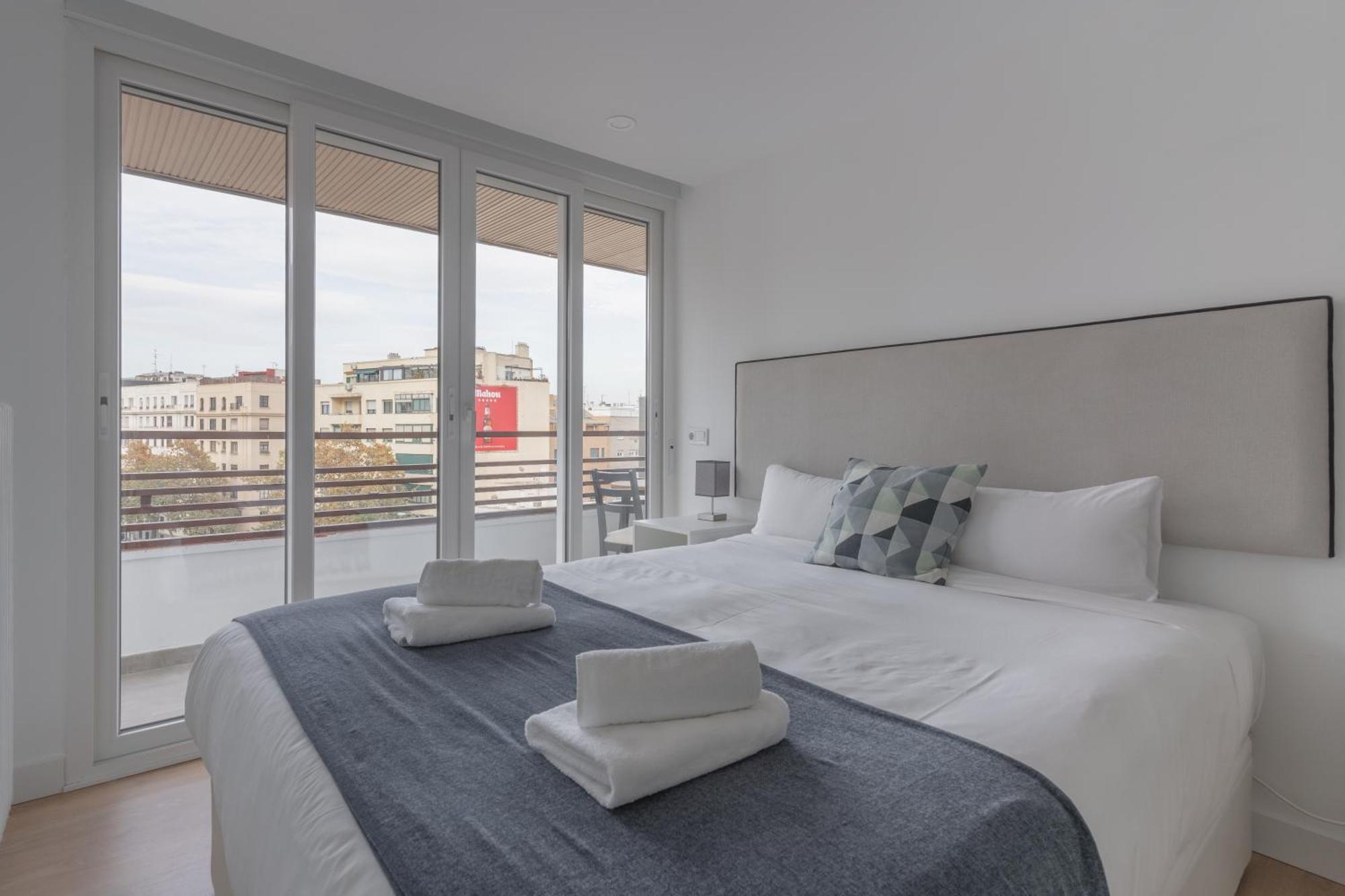 Bright With Terrace- 2bd 2bth- Salamanca *