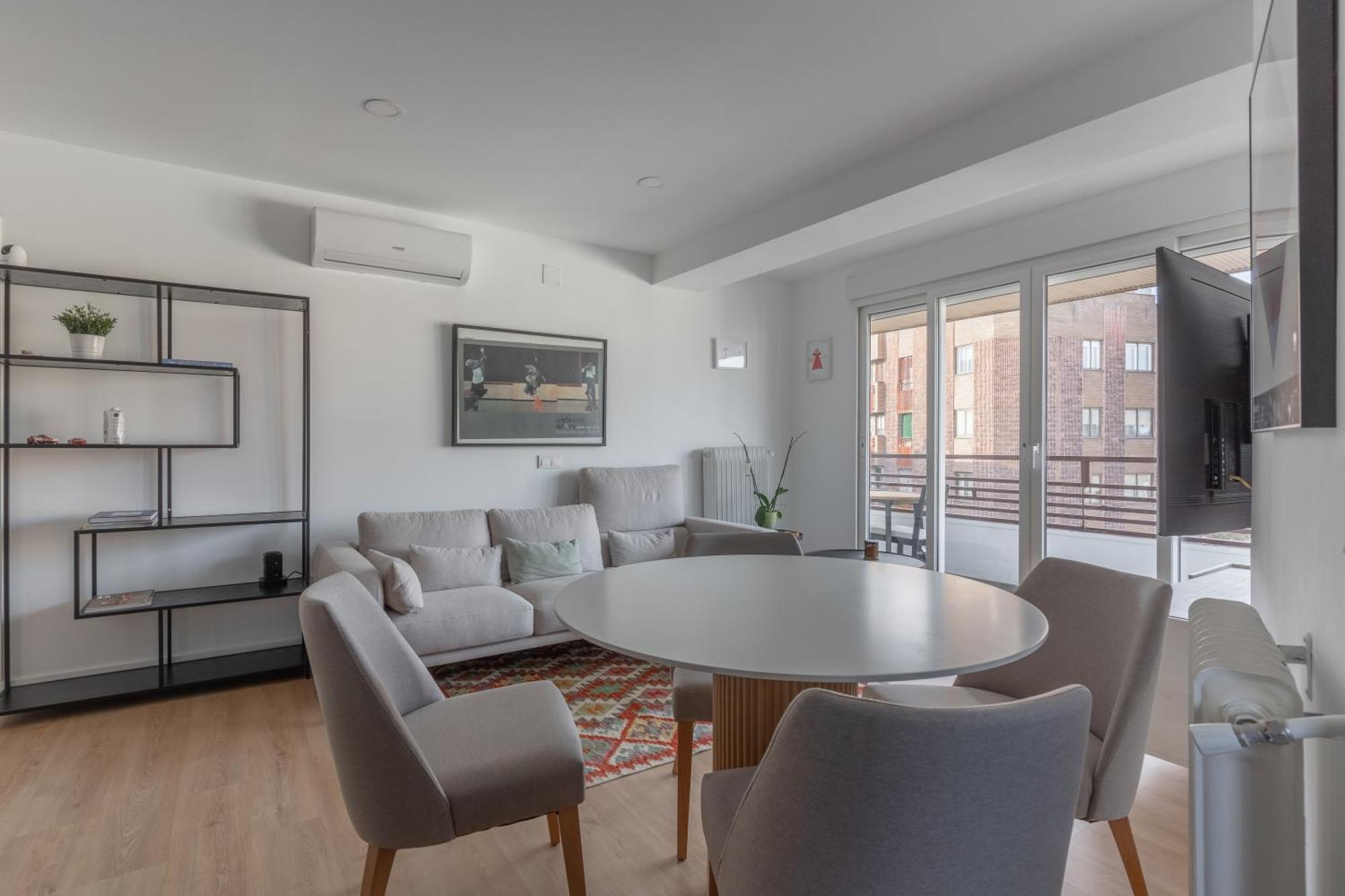Bright With Terrace- 2bd 2bth- Salamanca