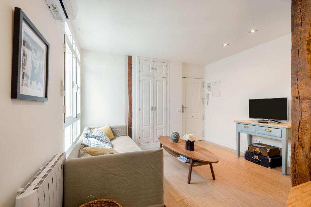 1 Bedroom 1 Bathroom Furnished - Malasana - Modern In Downtown Area - Mintystay Apartment