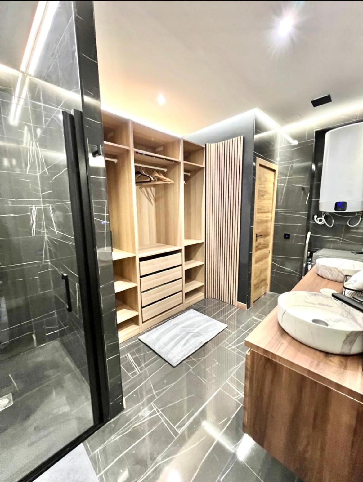 Apartment Luxury And Elegant