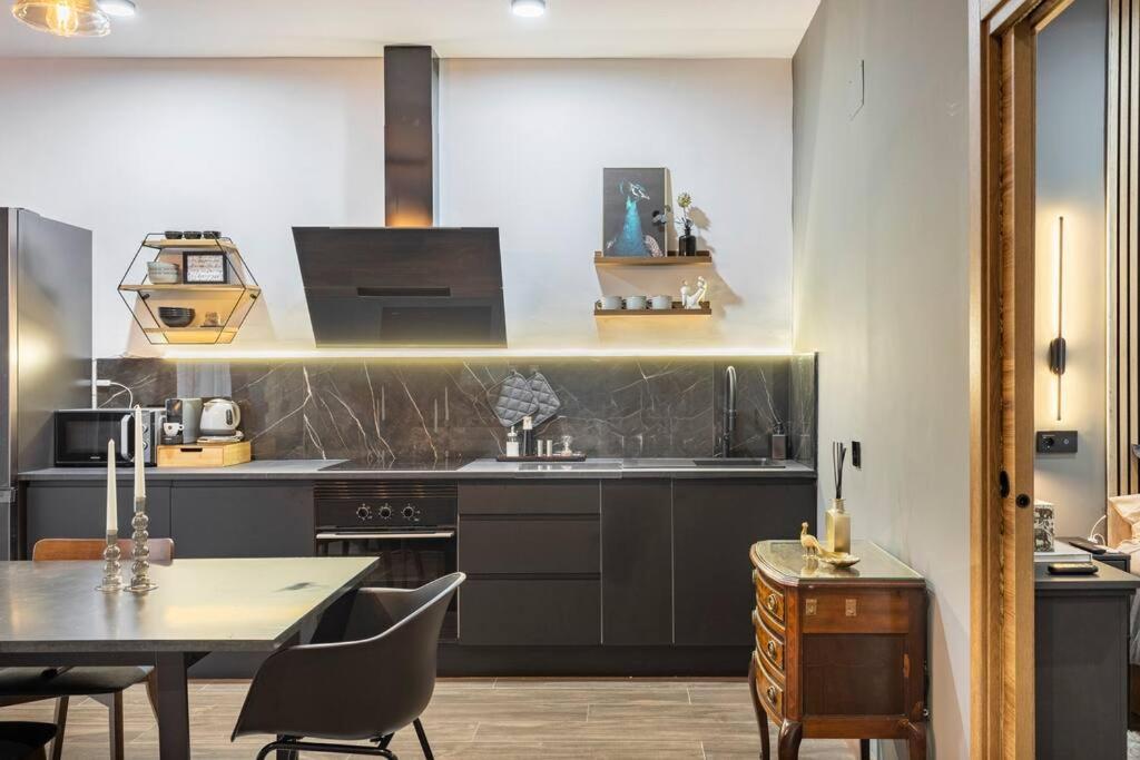 Luxury And Elegant Apartment *
