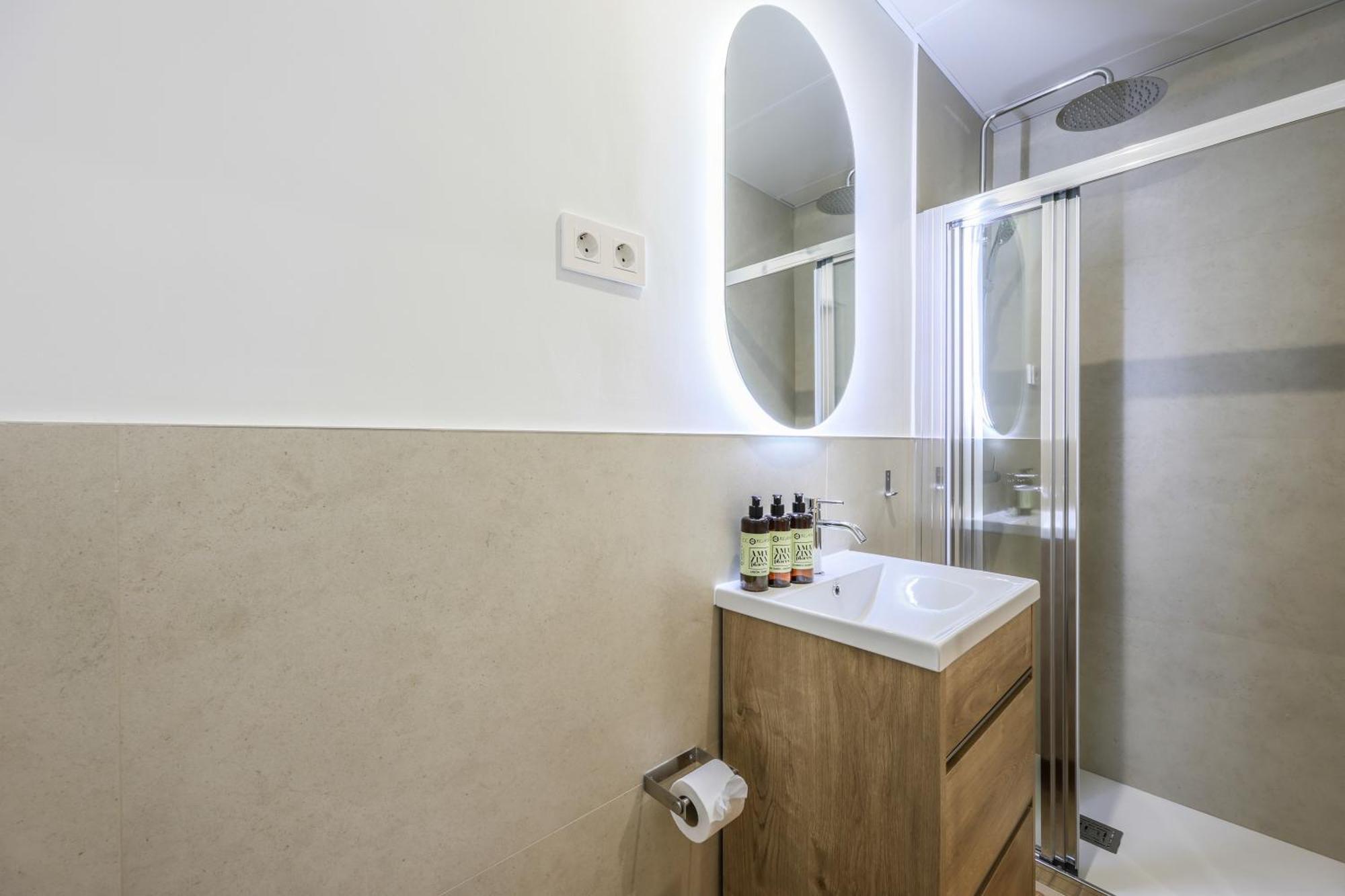Encantador Plaza Del Callao, Mid Term Apartment