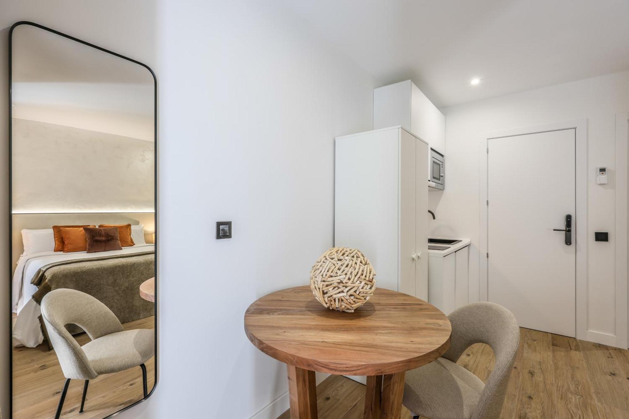 Estudio Funcional Plaza Del Callao, Mid Term Apartment