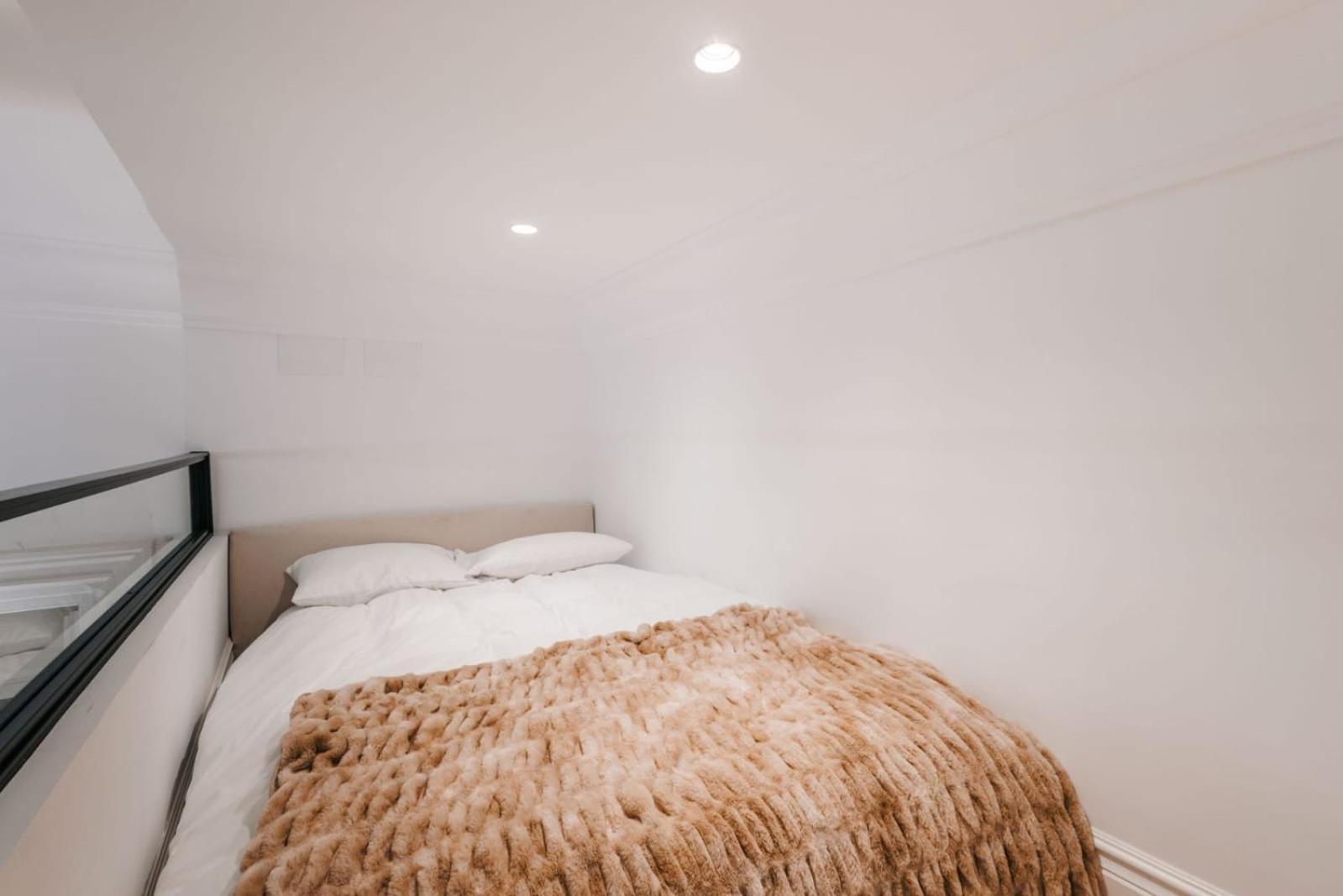 Stunning Near Gran Via Metro Apartment *