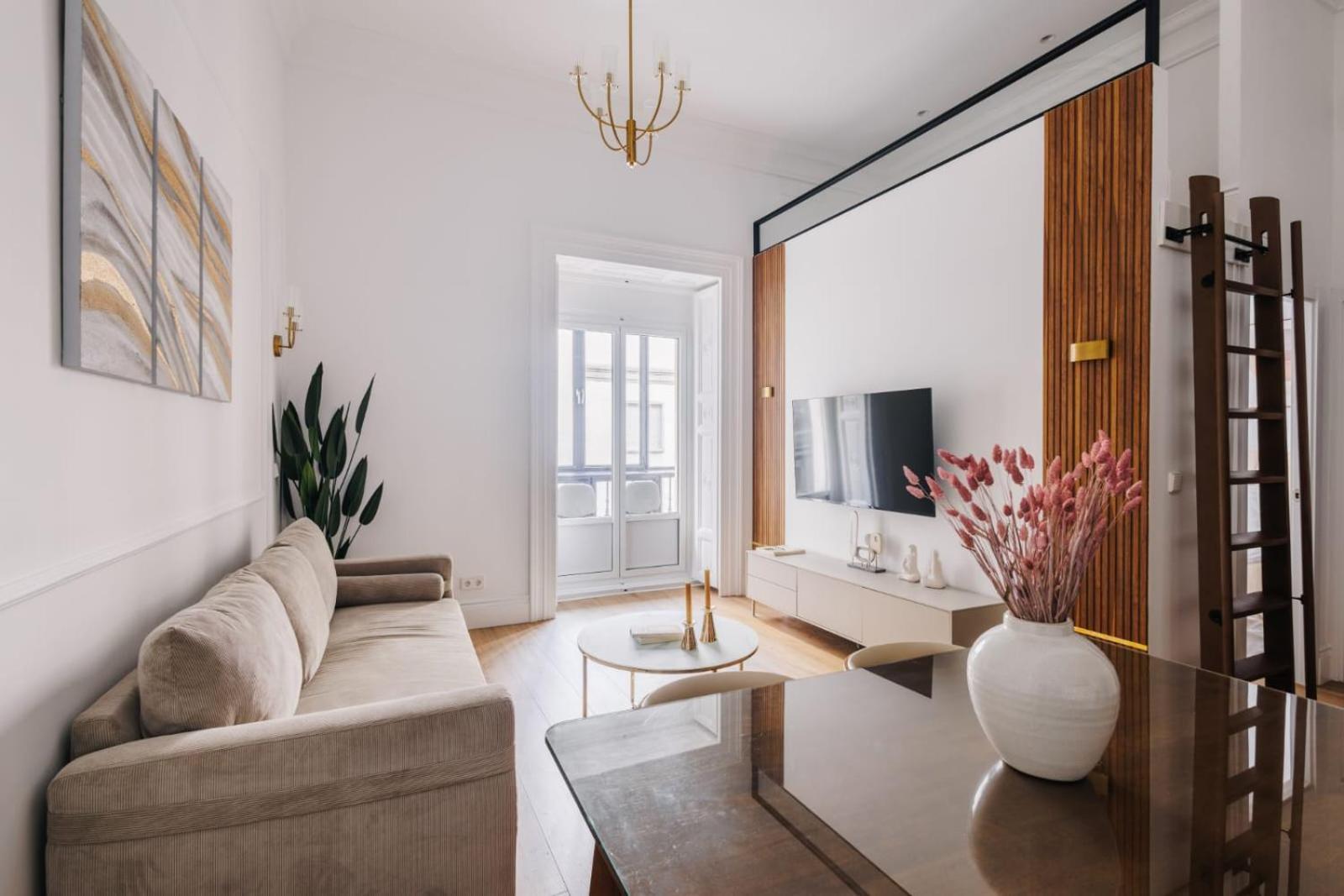 Stunning Near Gran Via Metro Apartment Madrid