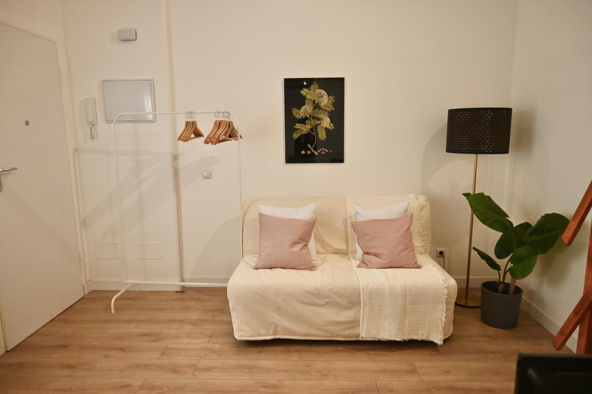 Apartment Encantador Estudio Temporal Con Cama En Mezanine Cerca De La Vibrante Avenida Albufera Mpe35 Madrid