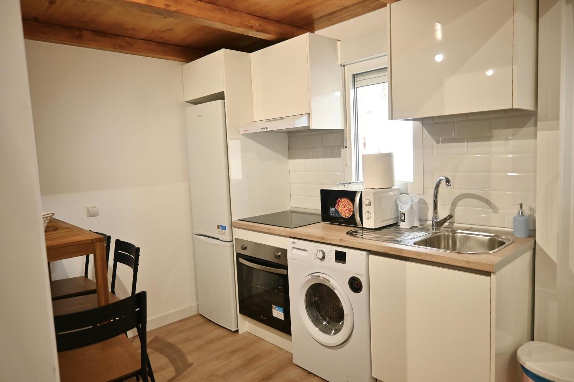 Encantador Estudio Temporal Con Cama En Mezanine Cerca De La Vibrante Avenida Albufera Mpe35 Apartment Madrid