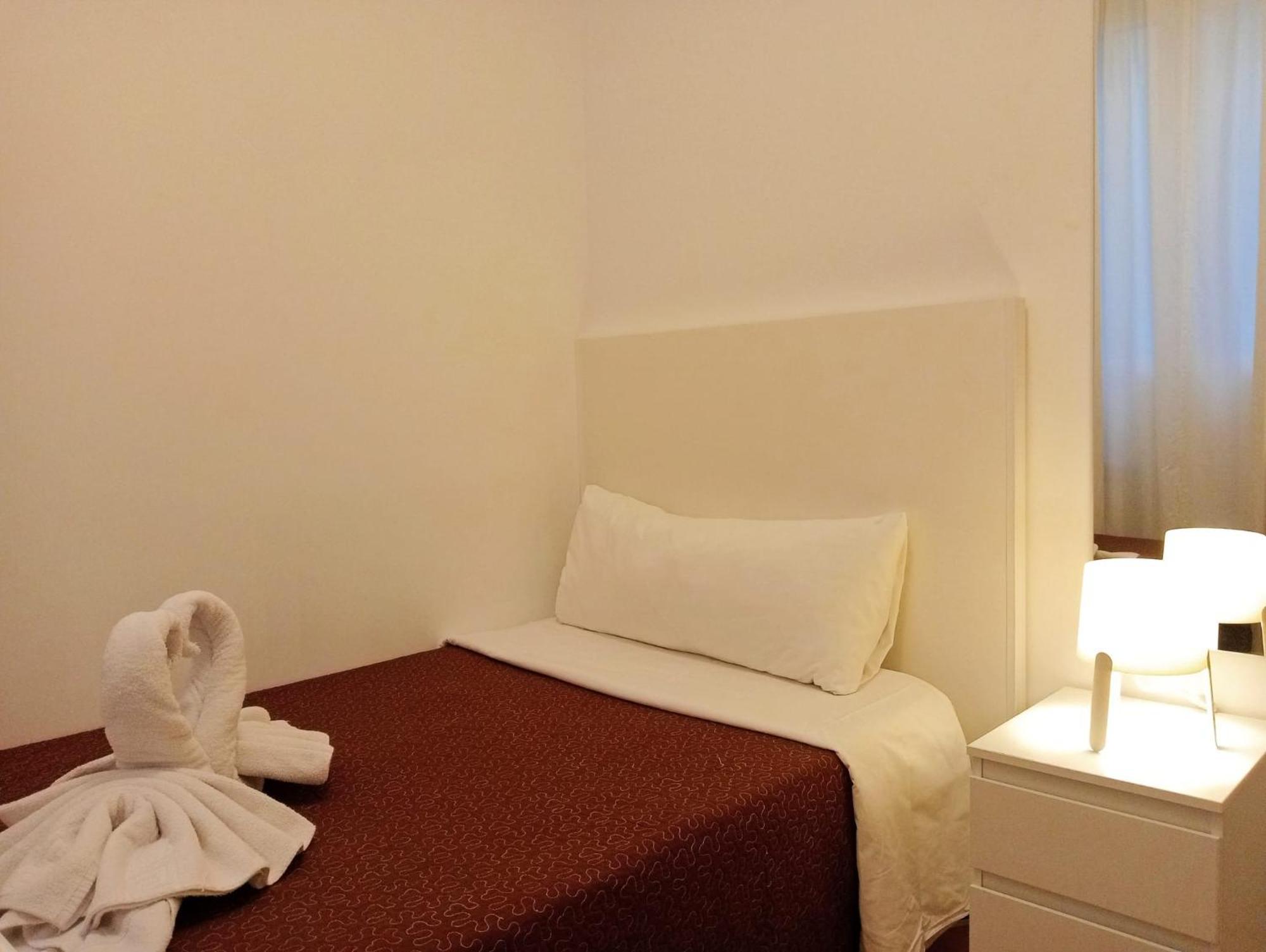 Far Plaza Mayor Hostel *