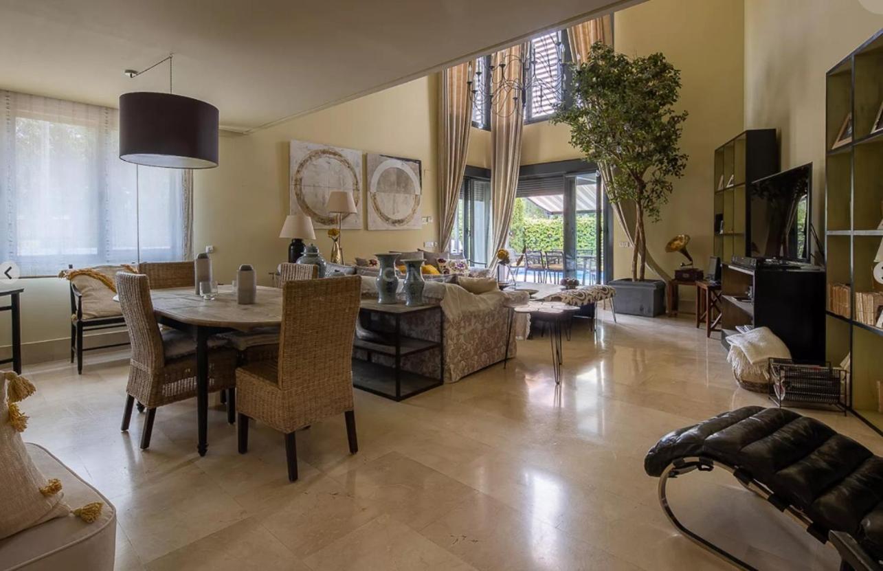Space In The With Poll Near Golf In Privat bolig