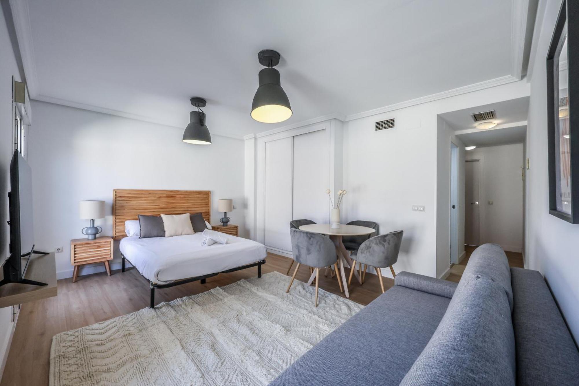 Apartamento Atico Reformado Con Terraza En Lavapies *