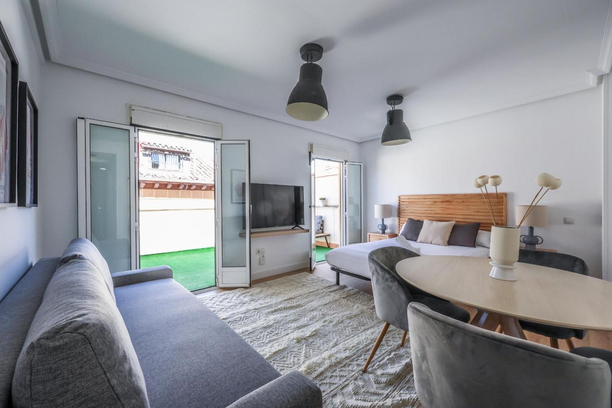 Apartamento Atico Reformado Con Terraza En Lavapies *