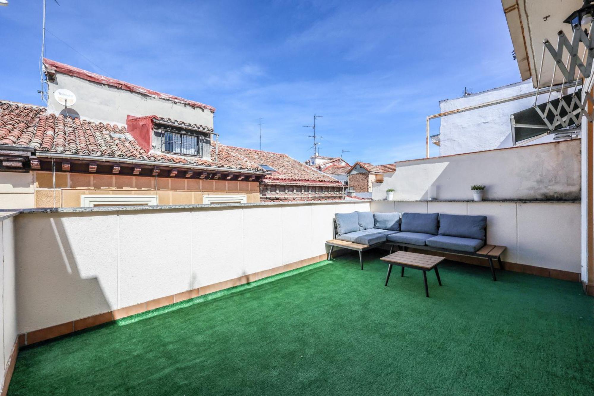 Apartamento Atico Reformado Con Terraza En Lavapies