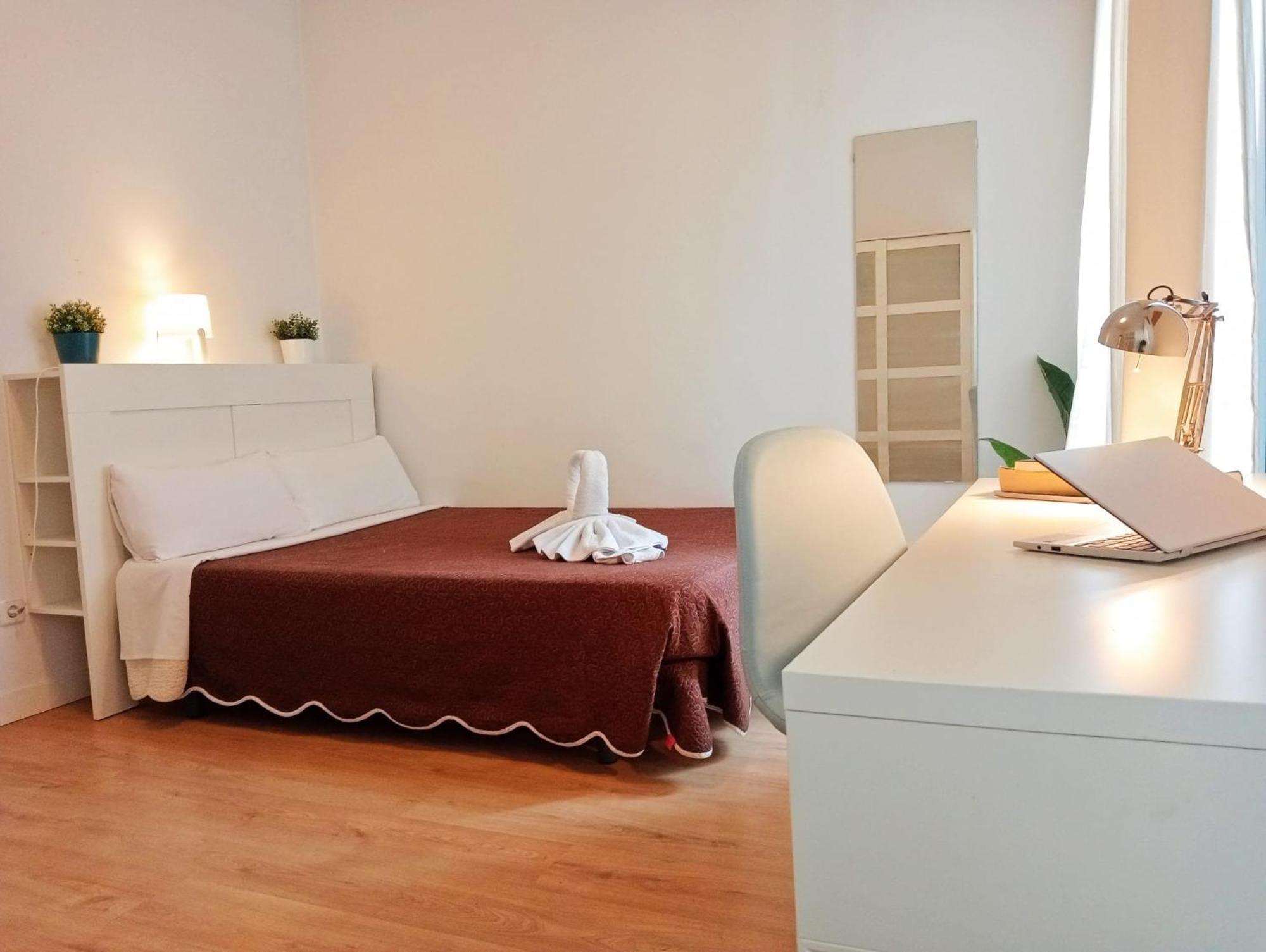 Far Plaza Mayor Hostel *