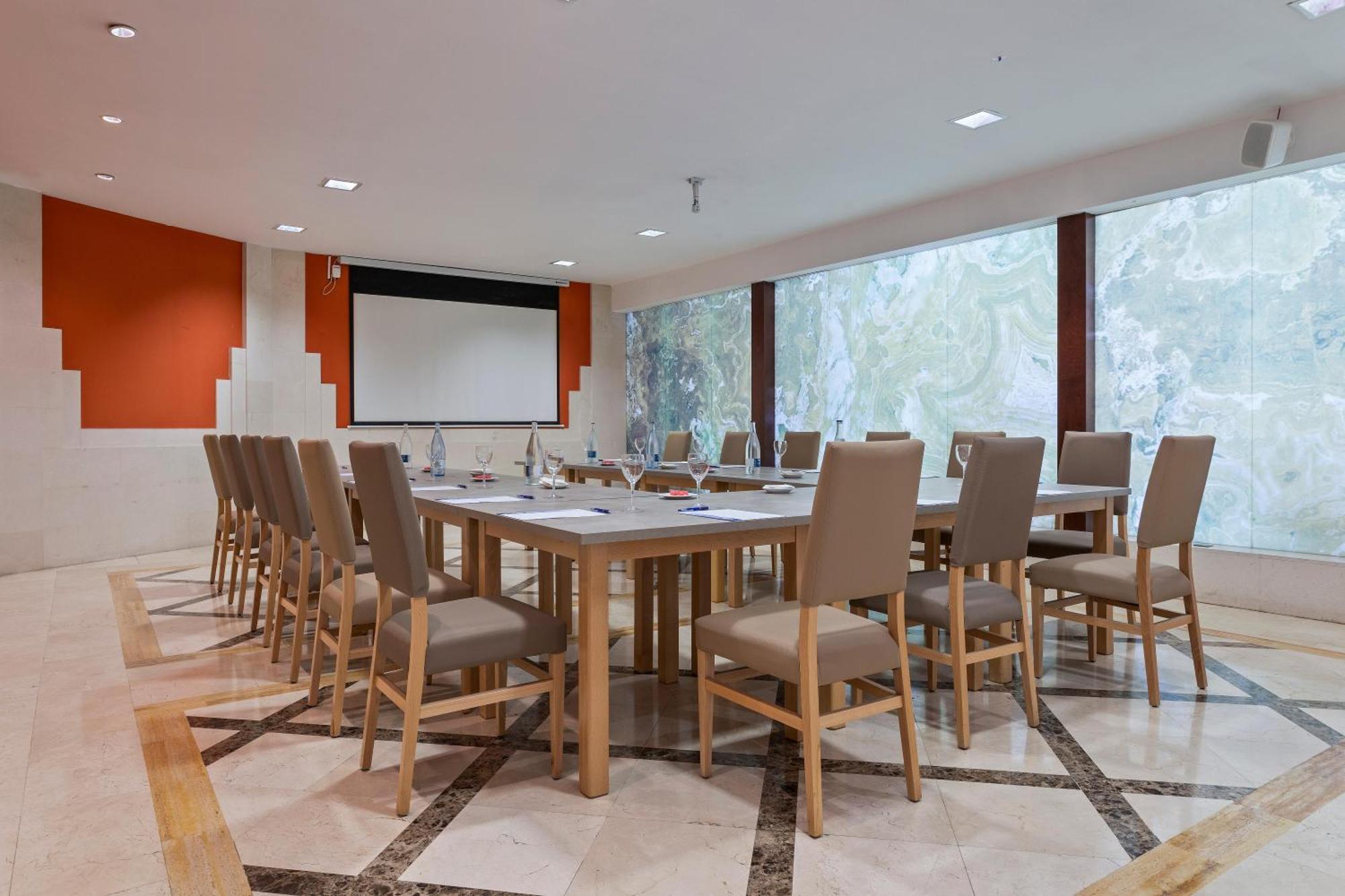 Hotel Osuna 4*