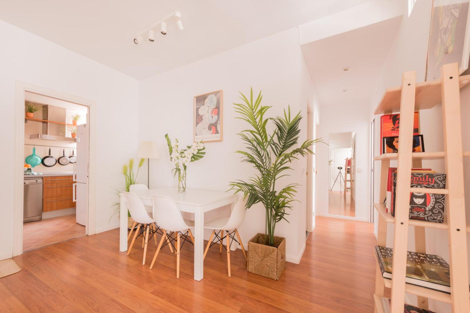 Cozy And Stylish With Natural Light And Vibrant Decor Habitación en casa particular Madrid