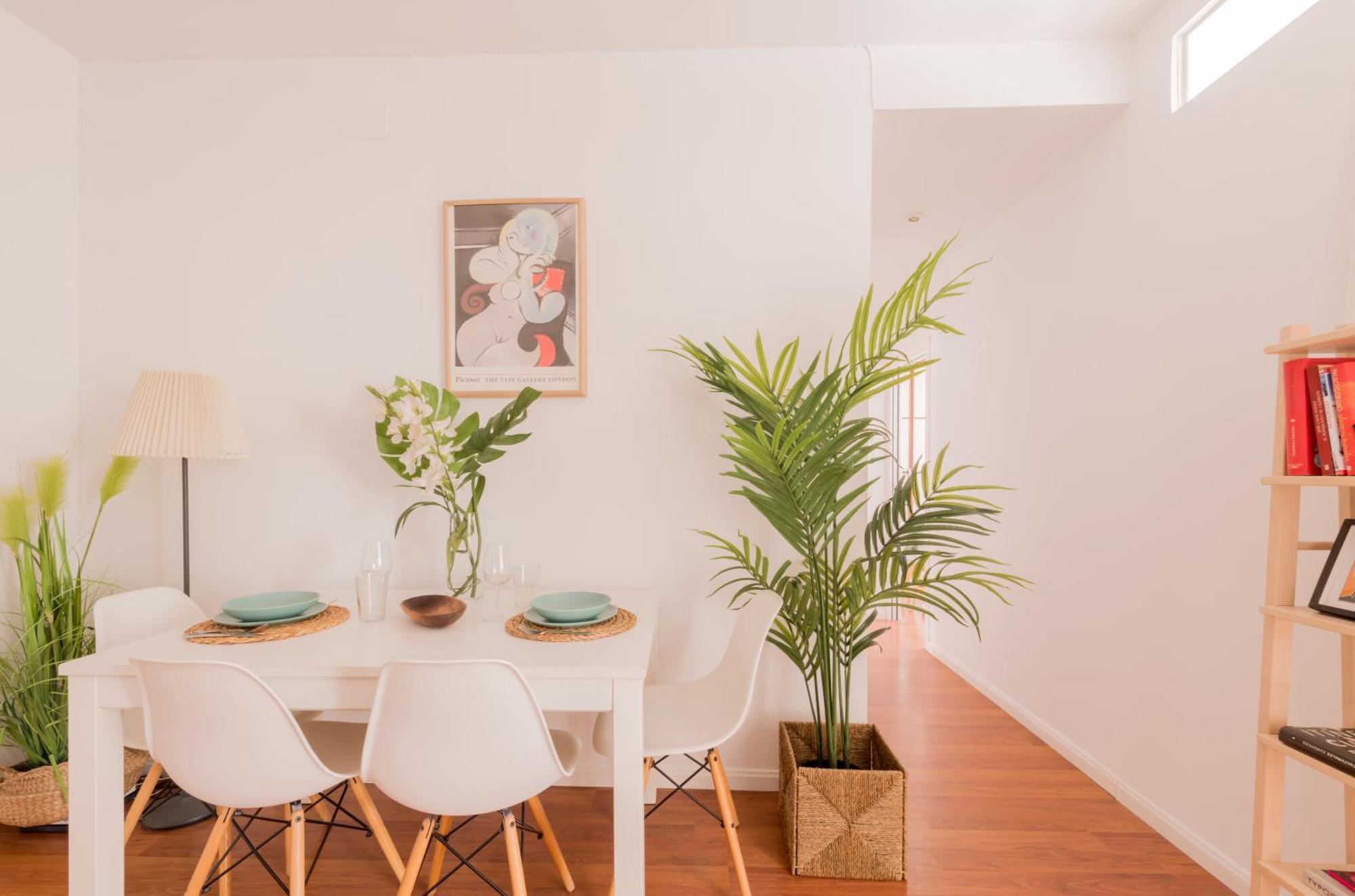 Cozy And Stylish With Natural Light And Vibrant Decor Habitación en casa particular