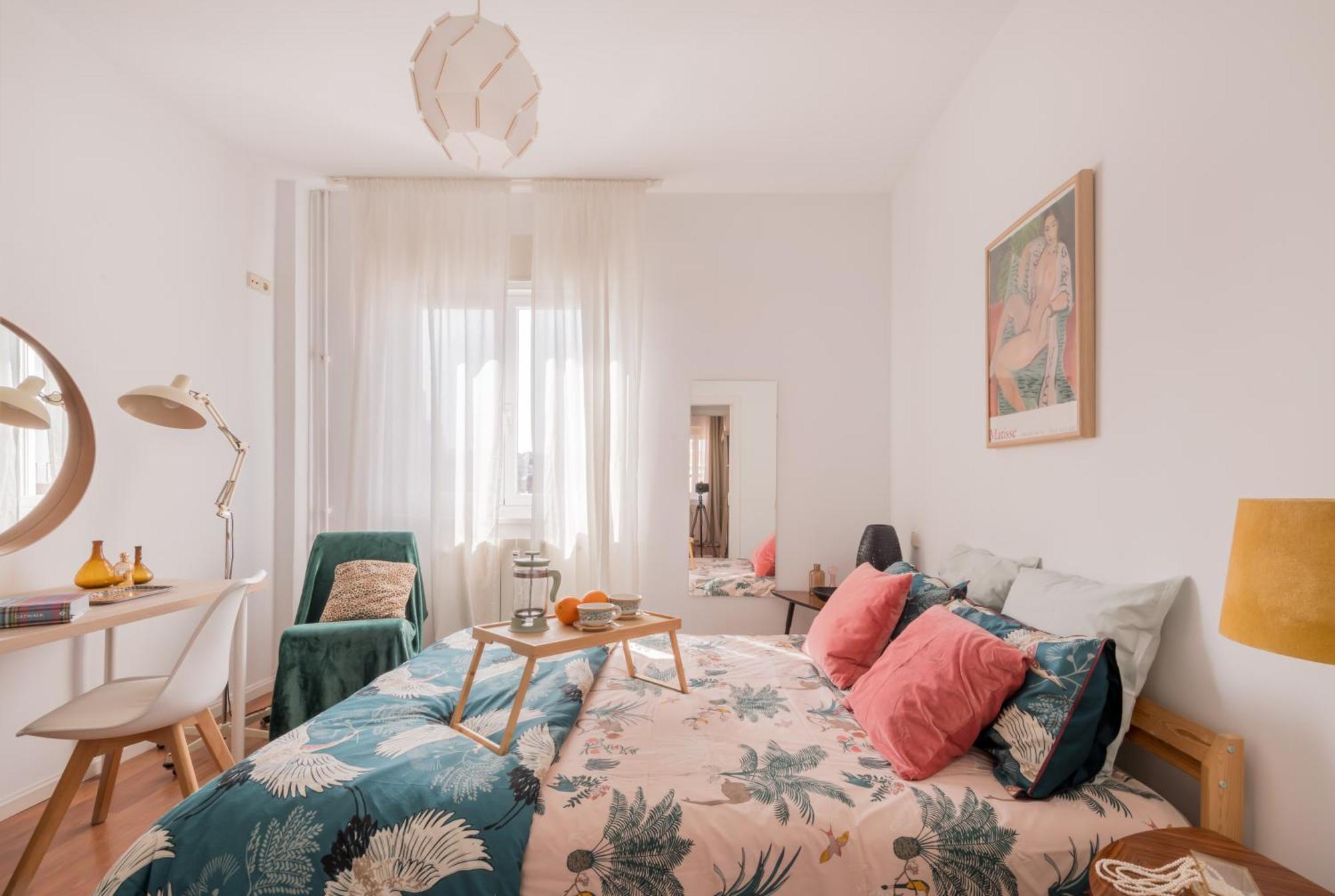 Cozy And Stylish With Natural Light And Vibrant Decor * Madrid