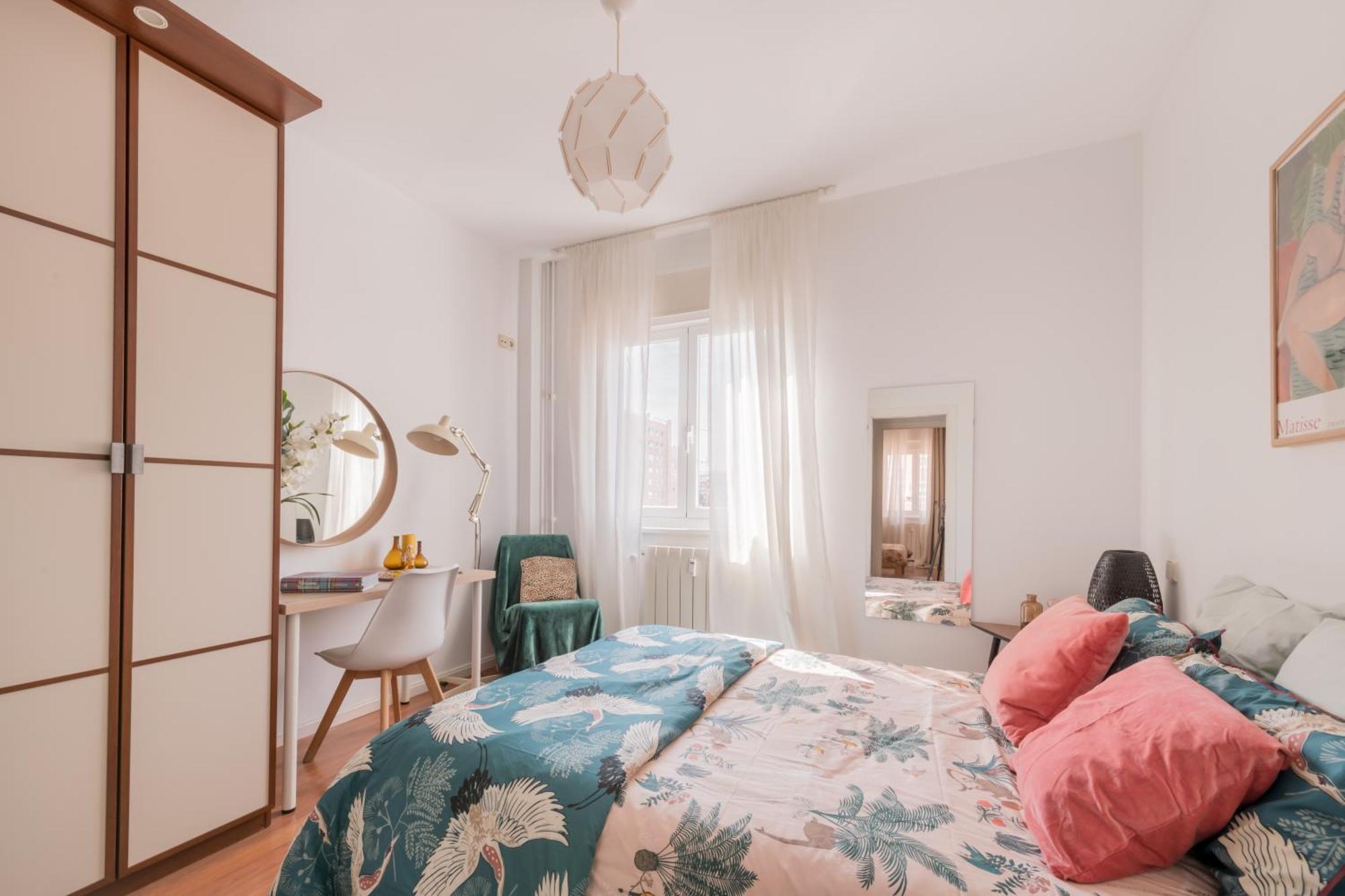 Homestay Cozy And Stylish With Natural Light And Vibrant Decor