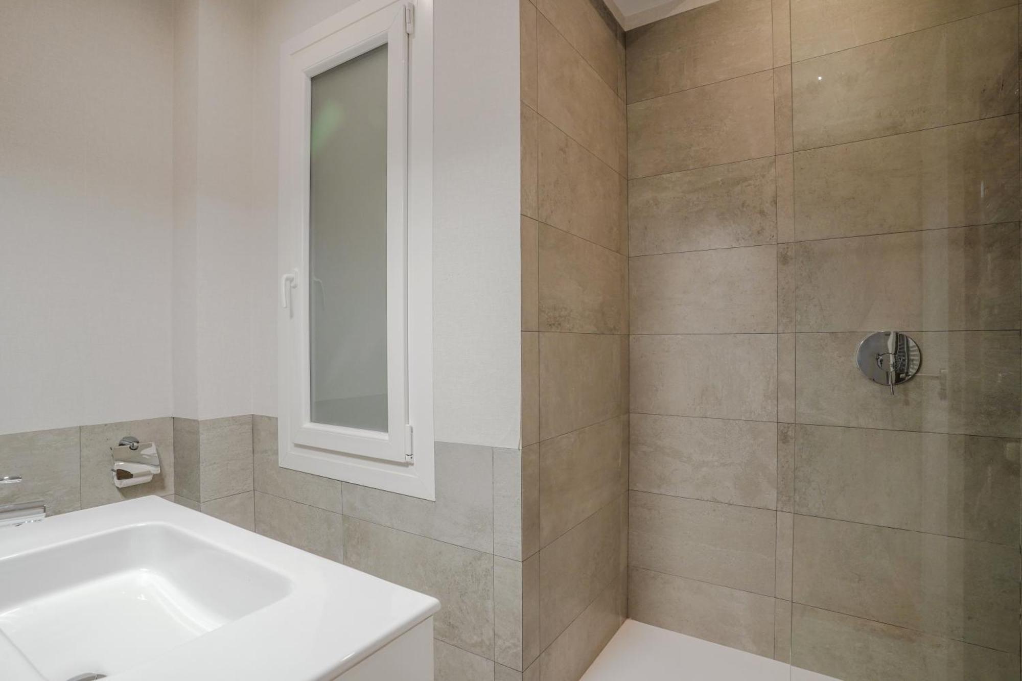 Modern Spacious-3 Bedrooms 2 Bathrooms-retiro Apartment