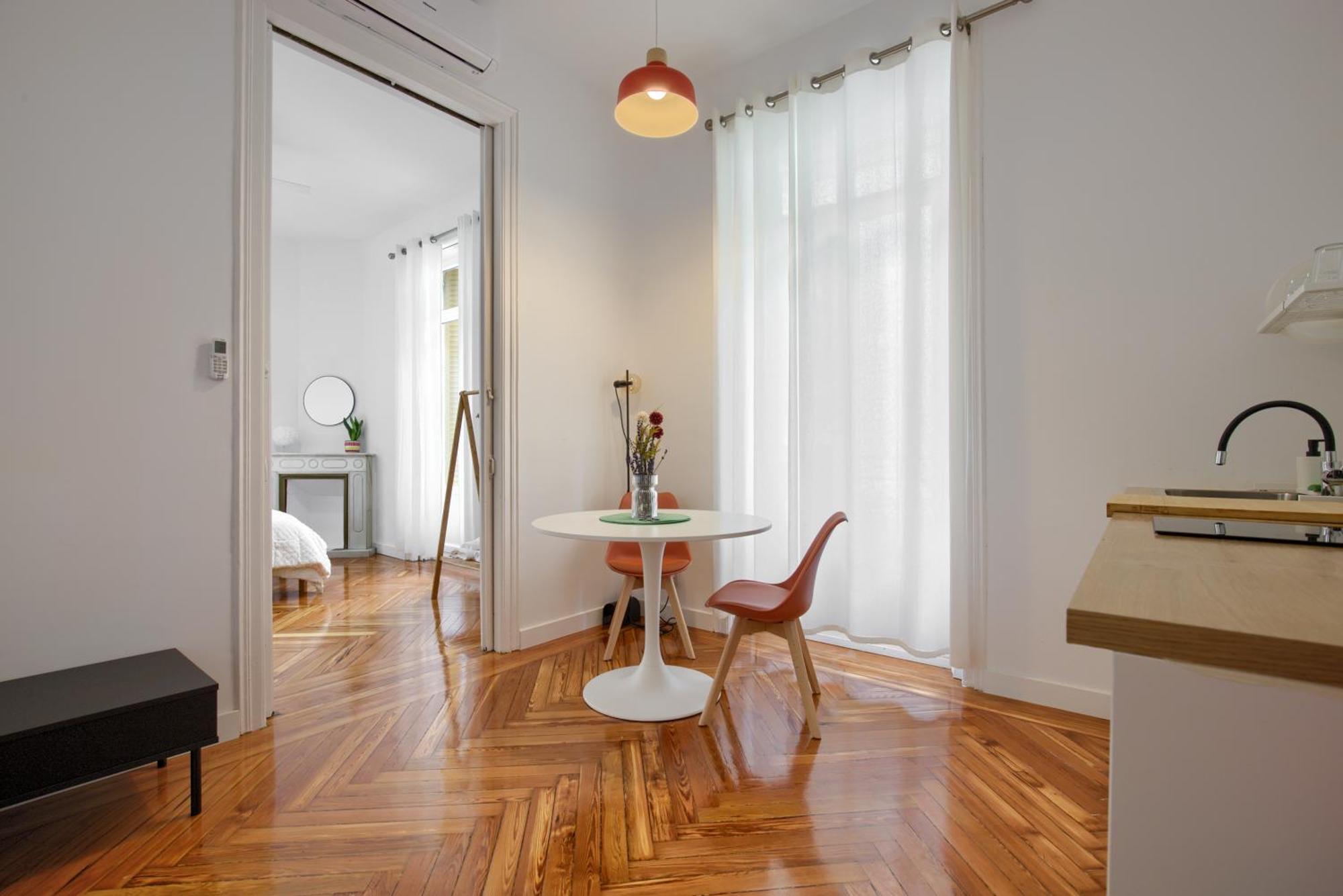 Mezzanine Orange Apartment