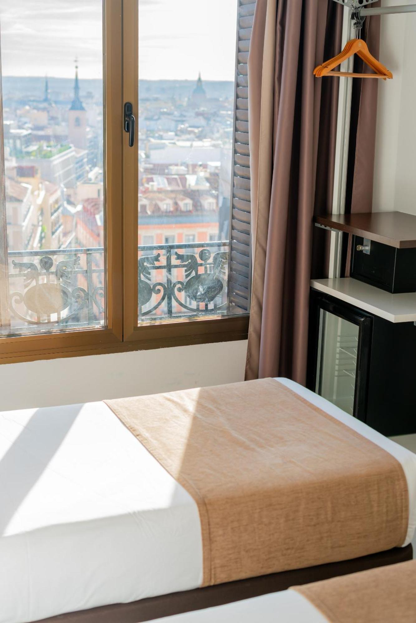 Hostel Gran Via 44 *