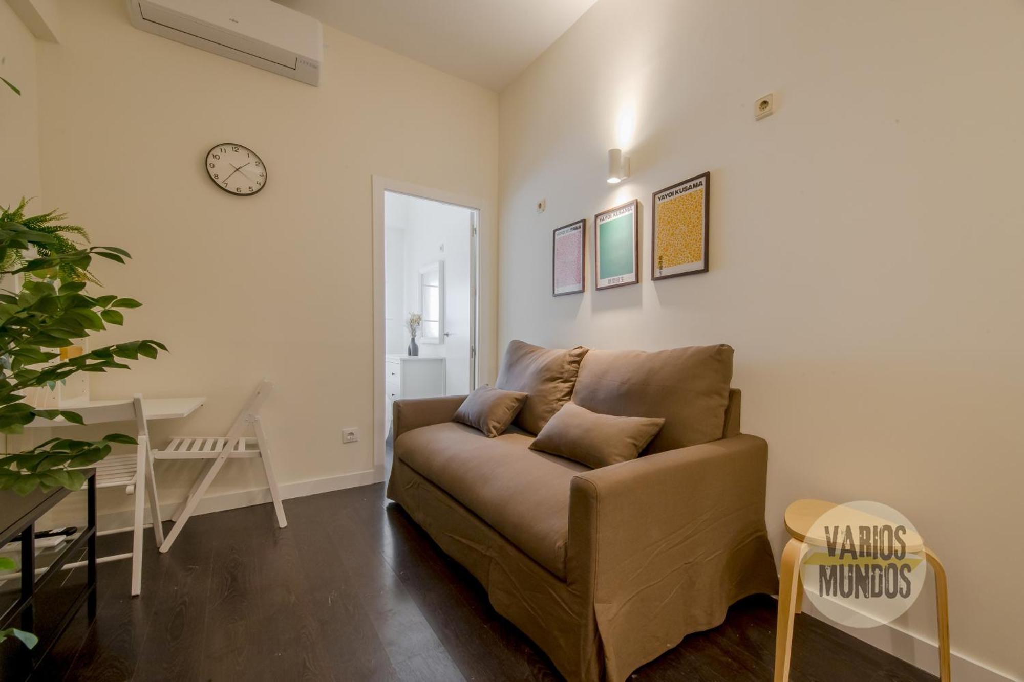 Tiny 3pax En La Plaza De Chueca * Madri