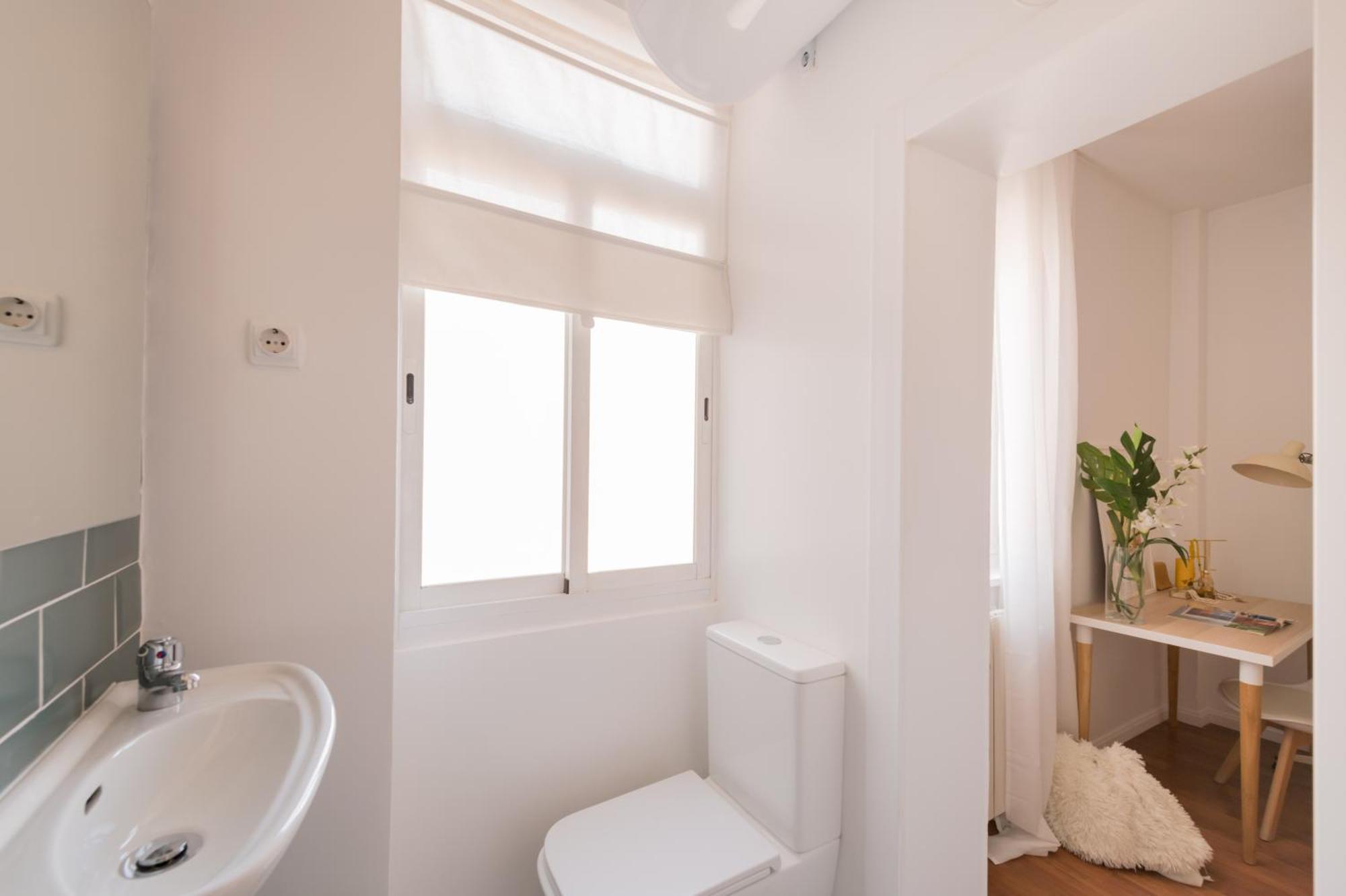 Bright And Cheerful With Modern Comforts And Private Bathroom Homestay Madrid