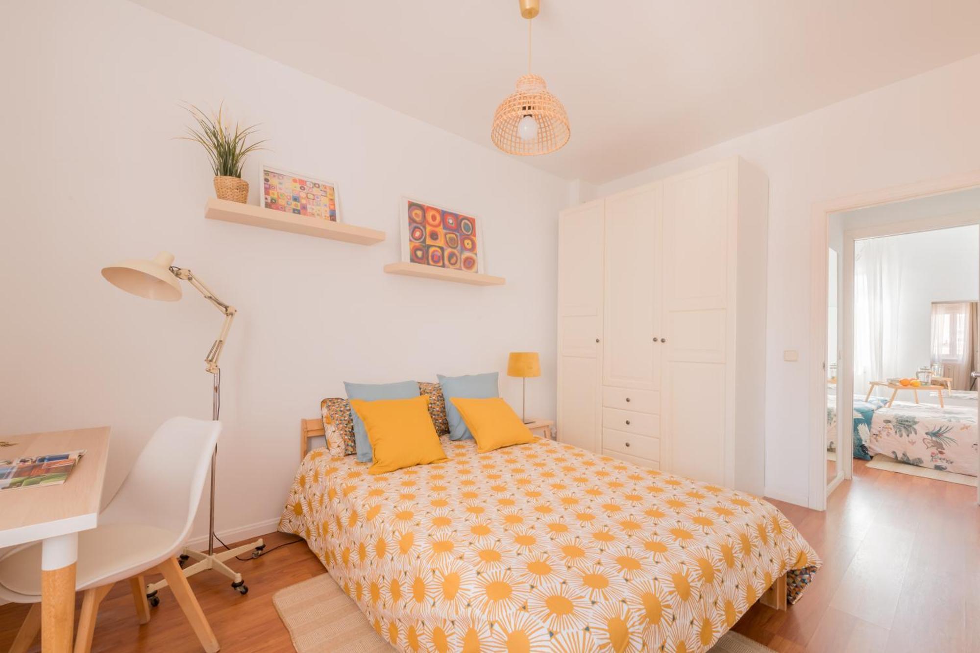 Homestay Bright And Cheerful With Modern Comforts And Private Bathroom